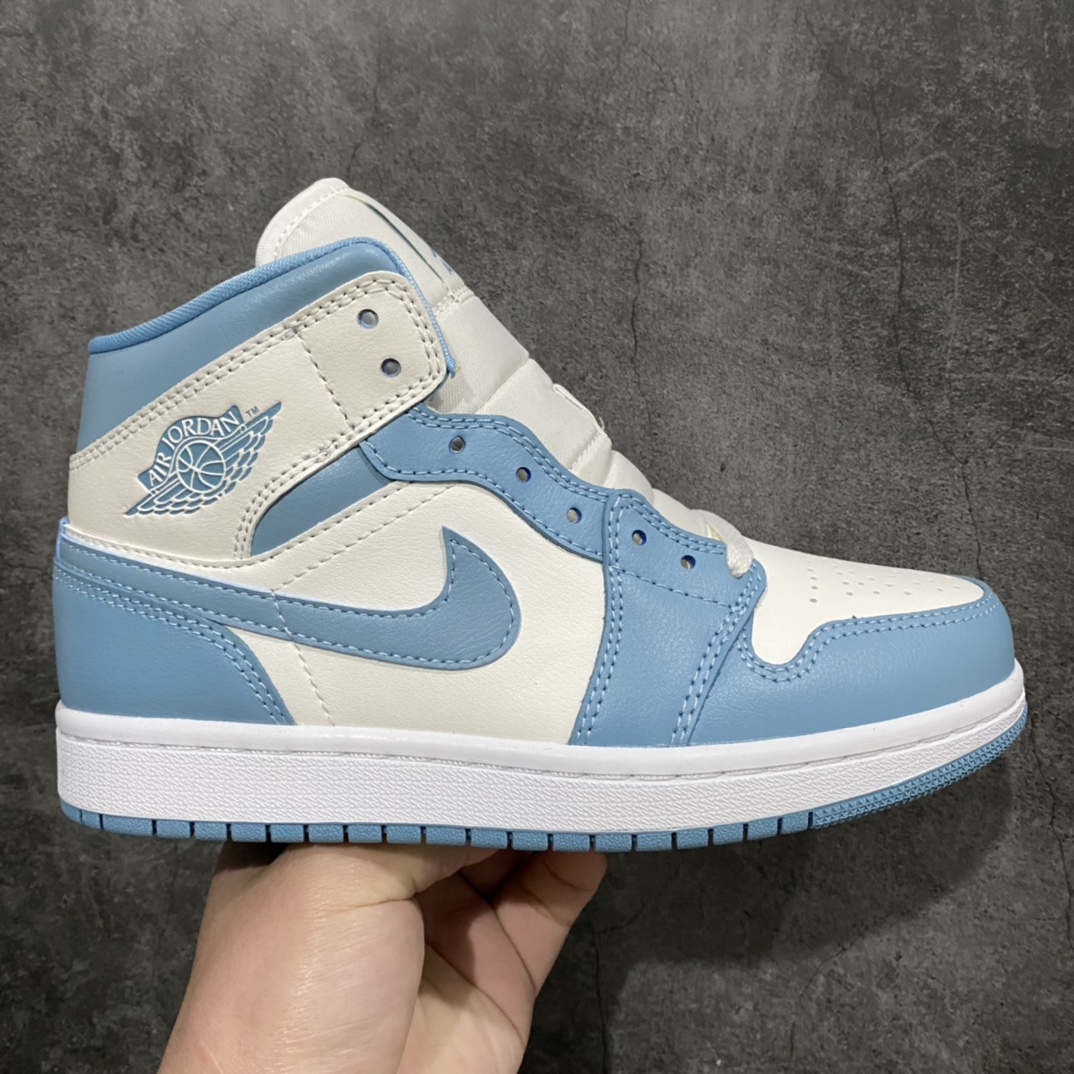 GC(dt)过验版新色上架 Air Jordan AJ1 Mid 中帮 UNC白蓝北卡蓝 BQ6472-141 市面唯一纯原级别 无需拼图大几率过验 后跟方块横7针竖3针 全网唯一正确细节 全鞋电脑针车 完美零毛边处理 原厂内置全掌气垫 价格定位良心 平台专用代工流水线出品 一眼公司既视感 拿到手的一瞬间就与众不同 碾压市面所有版本 认准细节 全部原鞋开发 每一个配色都会采购原鞋确认细节 打破市面看图做货无好货之说 细节精确 所有配色原数据档案开发! 尺码:35.5-40-选品中心