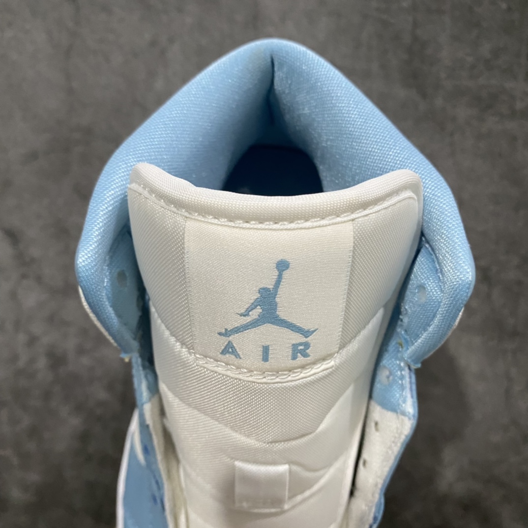 图片[9]-GC(dt)过验版新色上架 Air Jordan AJ1 Mid 中帮 UNC白蓝北卡蓝 BQ6472-141 市面唯一纯原级别 无需拼图大几率过验 后跟方块横7针竖3针 全网唯一正确细节 全鞋电脑针车 完美零毛边处理 原厂内置全掌气垫 价格定位良心 平台专用代工流水线出品 一眼公司既视感 拿到手的一瞬间就与众不同 碾压市面所有版本 认准细节 全部原鞋开发 每一个配色都会采购原鞋确认细节 打破市面看图做货无好货之说 细节精确 所有配色原数据档案开发！ 尺码：35.5-40-选品中心