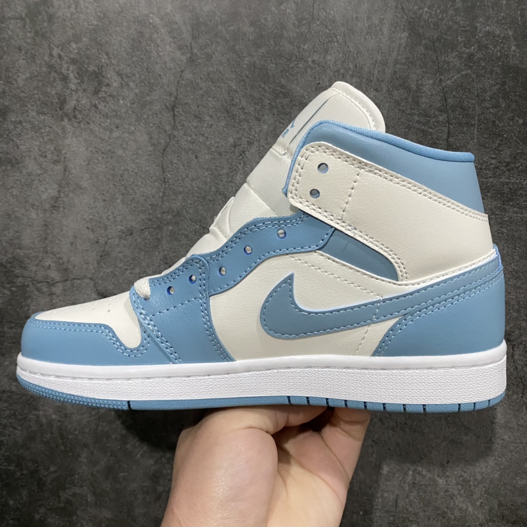 图片[2]-GC(dt)过验版新色上架 Air Jordan AJ1 Mid 中帮 UNC白蓝北卡蓝 BQ6472-141 市面唯一纯原级别 无需拼图大几率过验 后跟方块横7针竖3针 全网唯一正确细节 全鞋电脑针车 完美零毛边处理 原厂内置全掌气垫 价格定位良心 平台专用代工流水线出品 一眼公司既视感 拿到手的一瞬间就与众不同 碾压市面所有版本 认准细节 全部原鞋开发 每一个配色都会采购原鞋确认细节 打破市面看图做货无好货之说 细节精确 所有配色原数据档案开发！ 尺码：35.5-40-选品中心