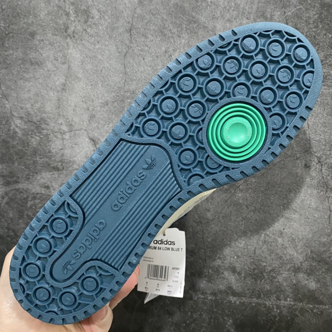 图片[9]-adidas Forum “SanXingDui”中国风 三星堆限量版 这款全新的鞋款整体以adidas Forum 84 Low为蓝本设计，鞋身以米白色皮革材质为主色调呈现，搭配以青铜器为灵感的墨绿色打造！鞋身内外均带有以青铜器为灵感设计的全新三叶草Logo和三星堆出土文物\”太阳鸟\”标志，彰显鞋款特殊身份！ 鞋舌以及内衬也同样采用墨绿色打造，上面印有张权的签名。 后跟处同样带有特殊的三星堆特色图案，细节满满！ 并且随鞋附赠了特殊的鞋盒，整体采用绿色呈现，金色的三叶草Logo以及zhangquan字样在正面呈现。 内部还附赠了一块特殊的徽章，上面写有\”2021年成都出土的21世纪文物\”字样。 货号 HP2067 36 36.5 37 38 38.5 39 40 40.5 41 42 42.5 43 44 44.5 45-选品中心