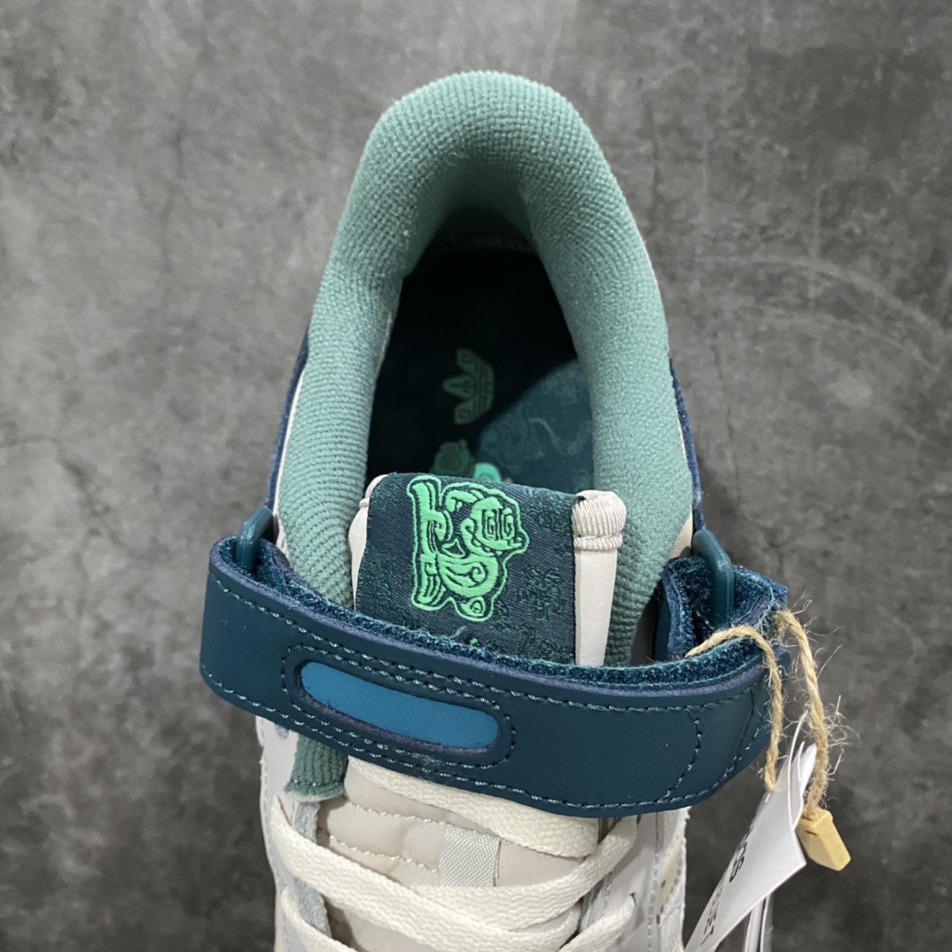 图片[8]-adidas Forum “SanXingDui”中国风 三星堆限量版 这款全新的鞋款整体以adidas Forum 84 Low为蓝本设计，鞋身以米白色皮革材质为主色调呈现，搭配以青铜器为灵感的墨绿色打造！鞋身内外均带有以青铜器为灵感设计的全新三叶草Logo和三星堆出土文物\”太阳鸟\”标志，彰显鞋款特殊身份！ 鞋舌以及内衬也同样采用墨绿色打造，上面印有张权的签名。 后跟处同样带有特殊的三星堆特色图案，细节满满！ 并且随鞋附赠了特殊的鞋盒，整体采用绿色呈现，金色的三叶草Logo以及zhangquan字样在正面呈现。 内部还附赠了一块特殊的徽章，上面写有\”2021年成都出土的21世纪文物\”字样。 货号 HP2067 36 36.5 37 38 38.5 39 40 40.5 41 42 42.5 43 44 44.5 45-选品中心