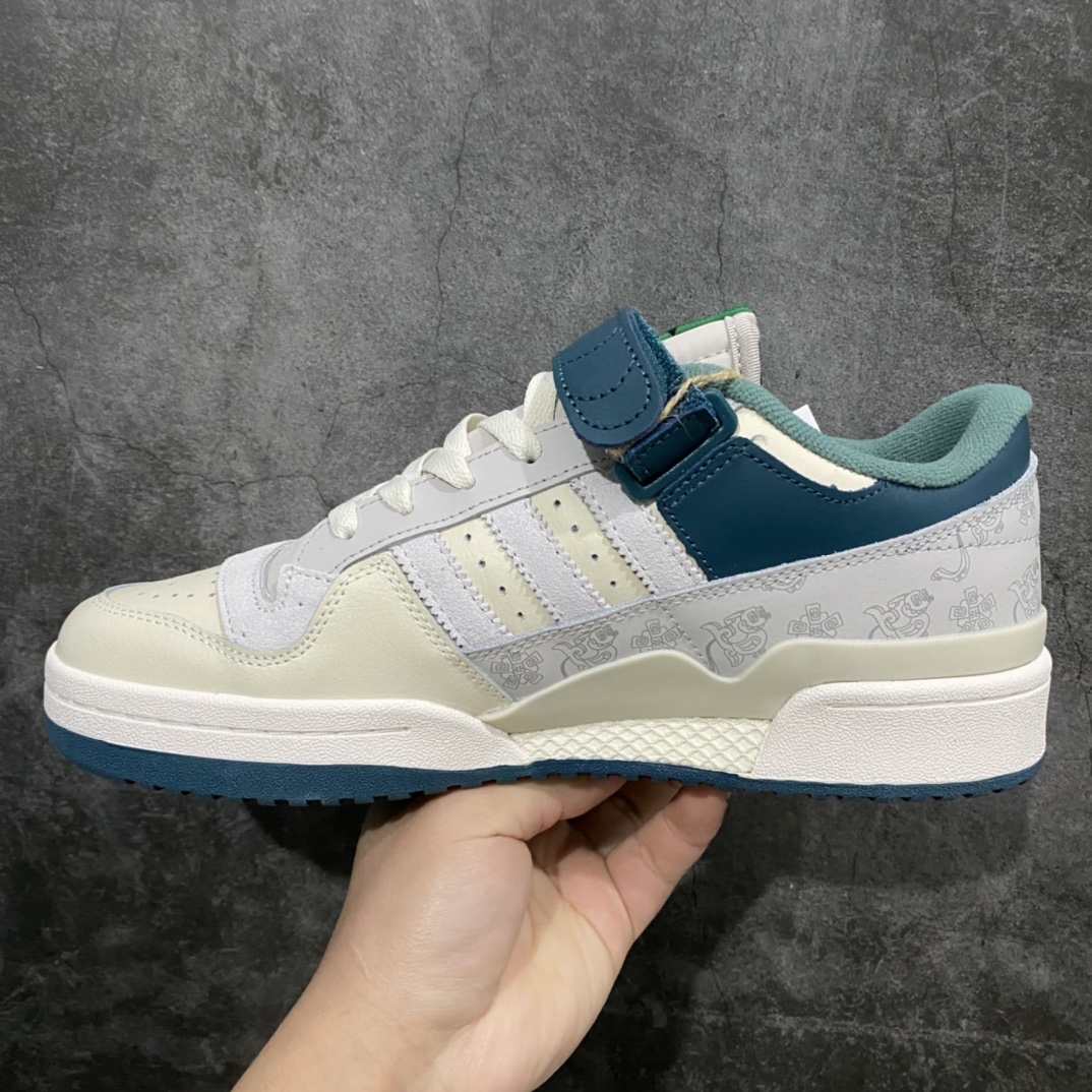 图片[2]-adidas Forum “SanXingDui”中国风 三星堆限量版 这款全新的鞋款整体以adidas Forum 84 Low为蓝本设计，鞋身以米白色皮革材质为主色调呈现，搭配以青铜器为灵感的墨绿色打造！鞋身内外均带有以青铜器为灵感设计的全新三叶草Logo和三星堆出土文物\”太阳鸟\”标志，彰显鞋款特殊身份！ 鞋舌以及内衬也同样采用墨绿色打造，上面印有张权的签名。 后跟处同样带有特殊的三星堆特色图案，细节满满！ 并且随鞋附赠了特殊的鞋盒，整体采用绿色呈现，金色的三叶草Logo以及zhangquan字样在正面呈现。 内部还附赠了一块特殊的徽章，上面写有\”2021年成都出土的21世纪文物\”字样。 货号 HP2067 36 36.5 37 38 38.5 39 40 40.5 41 42 42.5 43 44 44.5 45-选品中心