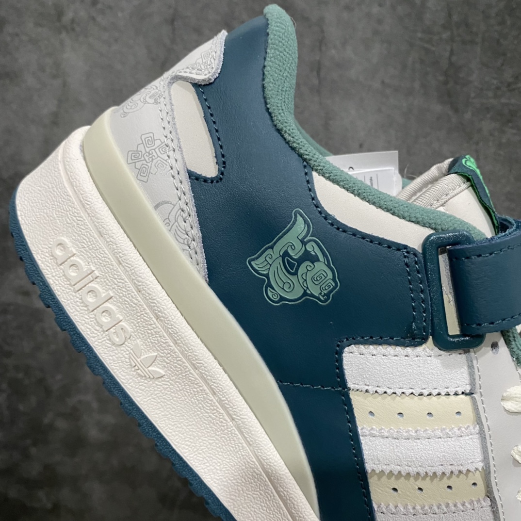 图片[5]-adidas Forum “SanXingDui”中国风 三星堆限量版 这款全新的鞋款整体以adidas Forum 84 Low为蓝本设计，鞋身以米白色皮革材质为主色调呈现，搭配以青铜器为灵感的墨绿色打造！鞋身内外均带有以青铜器为灵感设计的全新三叶草Logo和三星堆出土文物\”太阳鸟\”标志，彰显鞋款特殊身份！ 鞋舌以及内衬也同样采用墨绿色打造，上面印有张权的签名。 后跟处同样带有特殊的三星堆特色图案，细节满满！ 并且随鞋附赠了特殊的鞋盒，整体采用绿色呈现，金色的三叶草Logo以及zhangquan字样在正面呈现。 内部还附赠了一块特殊的徽章，上面写有\”2021年成都出土的21世纪文物\”字样。 货号 HP2067 36 36.5 37 38 38.5 39 40 40.5 41 42 42.5 43 44 44.5 45-选品中心