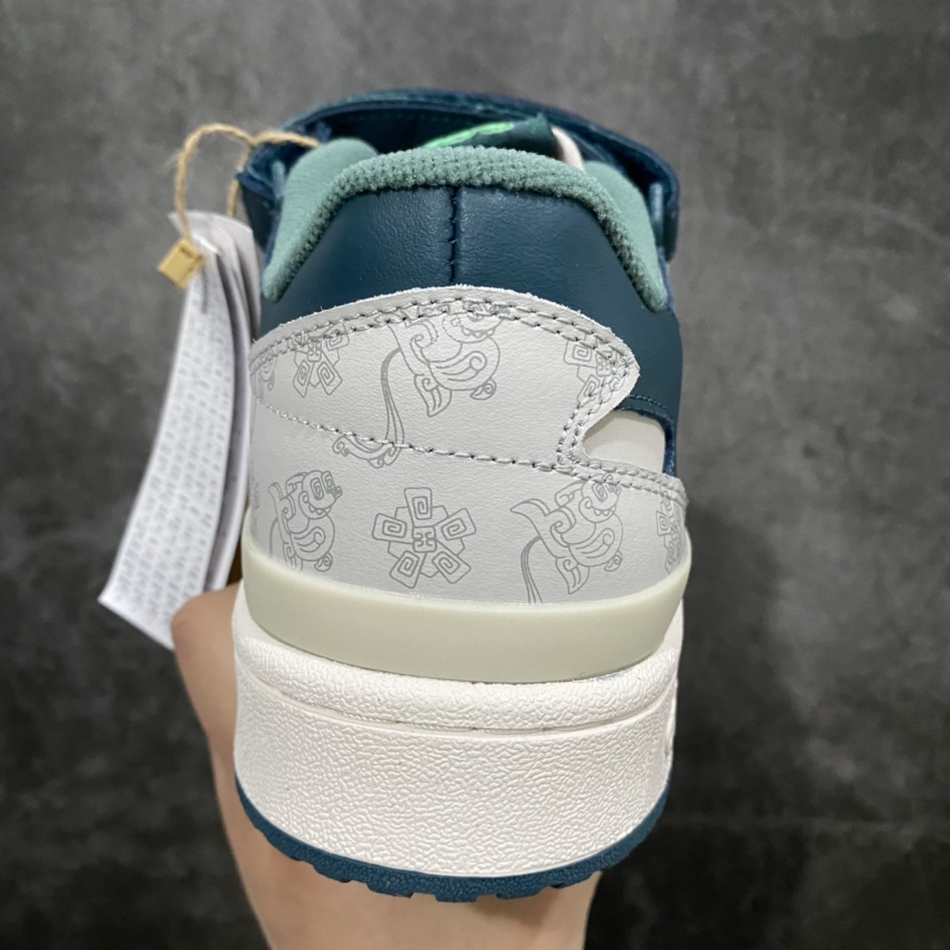 图片[4]-adidas Forum “SanXingDui”中国风 三星堆限量版 这款全新的鞋款整体以adidas Forum 84 Low为蓝本设计，鞋身以米白色皮革材质为主色调呈现，搭配以青铜器为灵感的墨绿色打造！鞋身内外均带有以青铜器为灵感设计的全新三叶草Logo和三星堆出土文物\”太阳鸟\”标志，彰显鞋款特殊身份！ 鞋舌以及内衬也同样采用墨绿色打造，上面印有张权的签名。 后跟处同样带有特殊的三星堆特色图案，细节满满！ 并且随鞋附赠了特殊的鞋盒，整体采用绿色呈现，金色的三叶草Logo以及zhangquan字样在正面呈现。 内部还附赠了一块特殊的徽章，上面写有\”2021年成都出土的21世纪文物\”字样。 货号 HP2067 36 36.5 37 38 38.5 39 40 40.5 41 42 42.5 43 44 44.5 45-选品中心
