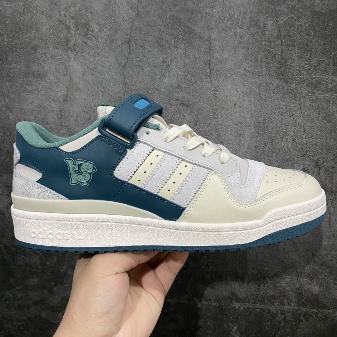 adidas Forum “SanXingDui”中国风 三星堆限量版 这款全新的鞋款整体以adidas Forum 84 Low为蓝本设计,鞋身以米白色皮革材质为主色调呈现,搭配以青铜器为灵感的墨绿色打造!鞋身内外均带有以青铜器为灵感设计的全新三叶草Logo和三星堆出土文物\