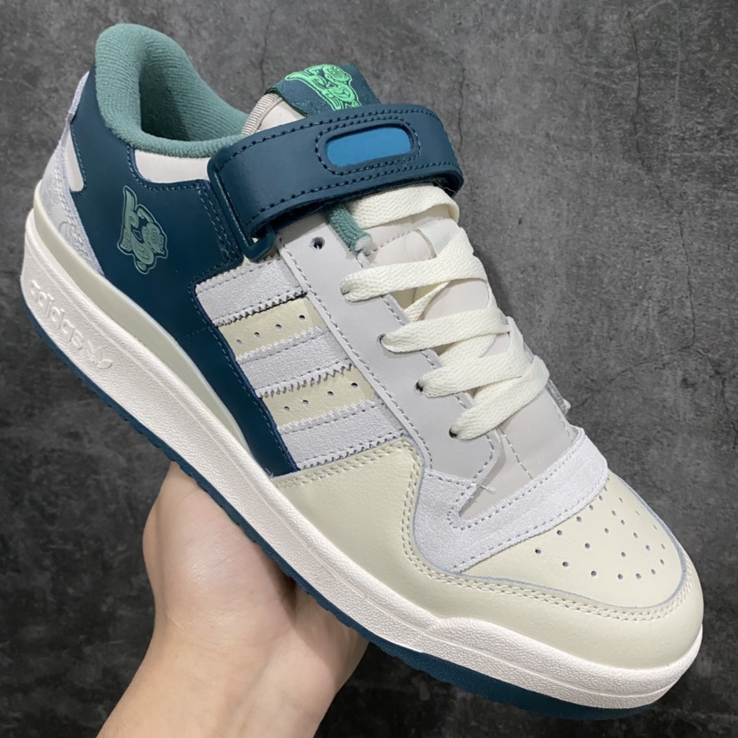 图片[3]-adidas Forum “SanXingDui”中国风 三星堆限量版 这款全新的鞋款整体以adidas Forum 84 Low为蓝本设计，鞋身以米白色皮革材质为主色调呈现，搭配以青铜器为灵感的墨绿色打造！鞋身内外均带有以青铜器为灵感设计的全新三叶草Logo和三星堆出土文物\”太阳鸟\”标志，彰显鞋款特殊身份！ 鞋舌以及内衬也同样采用墨绿色打造，上面印有张权的签名。 后跟处同样带有特殊的三星堆特色图案，细节满满！ 并且随鞋附赠了特殊的鞋盒，整体采用绿色呈现，金色的三叶草Logo以及zhangquan字样在正面呈现。 内部还附赠了一块特殊的徽章，上面写有\”2021年成都出土的21世纪文物\”字样。 货号 HP2067 36 36.5 37 38 38.5 39 40 40.5 41 42 42.5 43 44 44.5 45-选品中心