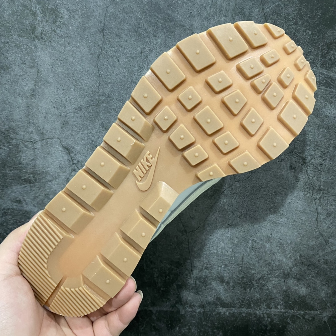 图片[9]-渠道最强版Sacai 3.0卡其 Sacai x NK Vaporwaffle 3.0 米白生胶 DD1875-100 递N轮即将补货 市售天花板品质 一线头部大厂出品 平台高端零售卖家专供品质 原鞋原厂数据原楦头纸板开发 正确原厂织唛标 转印工艺 原厂鞋面材料 正确织面 全网最大程度还原ZP工艺版本 尺码：36 36.5 37.5 38 38.5 39 40 40.5 41 42 42.5 43 44 44.5 45 46-选品中心