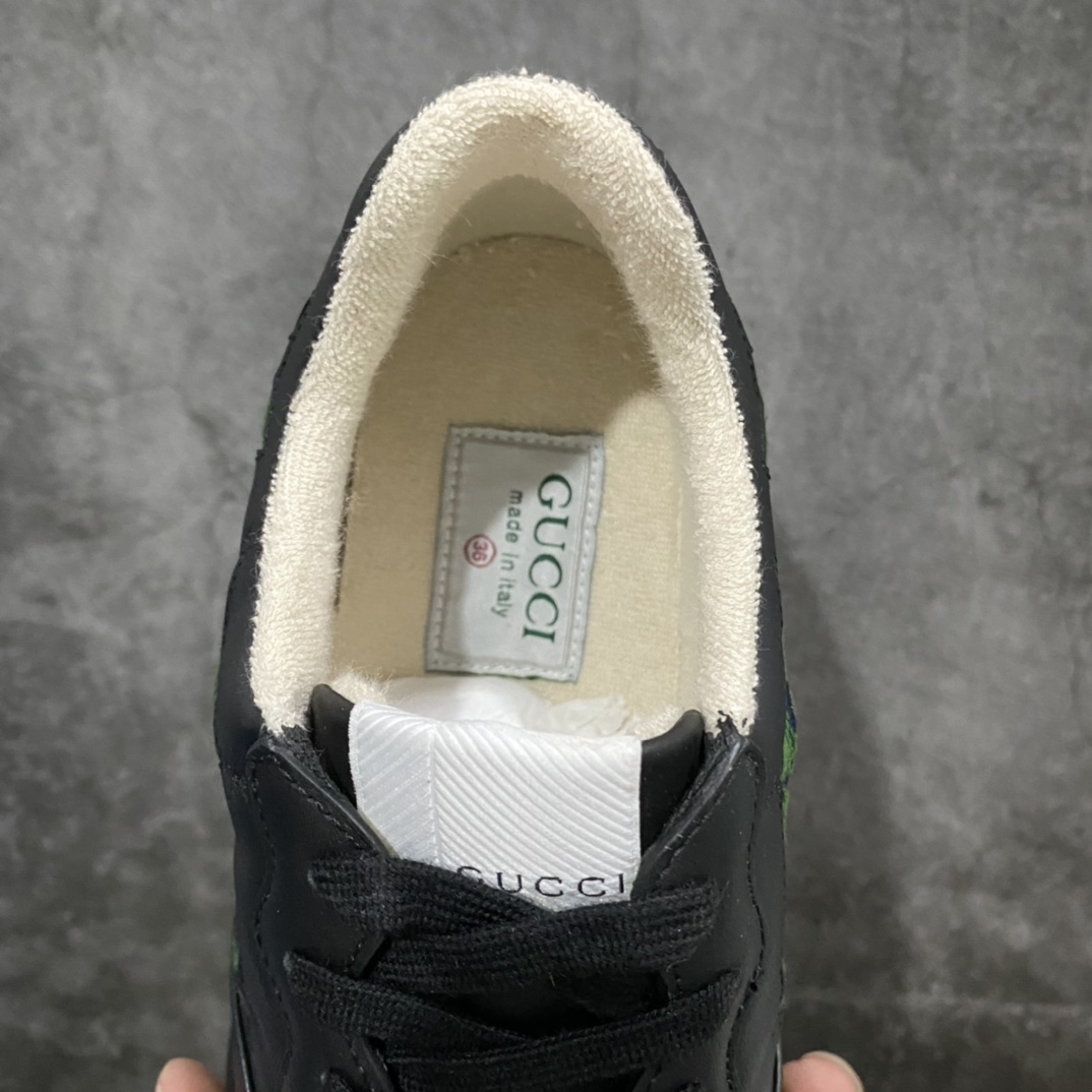 图片[5]-顶级代购版Gucci Rhyto系列涂鸦印花运动老爹鞋 独家开模定做橡胶高密度发泡对版对色大底，zp一致5.5CM高度。  原版定制进口意大利象牙色小牛皮，零色差，裁口全部经过油边细微处理；皮面做旧、5D绘图打印；原版象牙色鞋带， 内里垫脚正品一致，原版全套正品包装，近几年一直火爆，配色齐全，新色更新不断！  尺码：女码34-40 男码38-46（38、46需定做）-选品中心