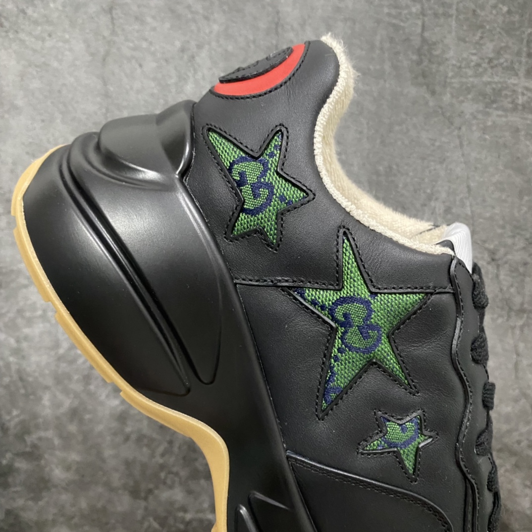 图片[8]-顶级代购版Gucci Rhyto系列涂鸦印花运动老爹鞋 独家开模定做橡胶高密度发泡对版对色大底，zp一致5.5CM高度。  原版定制进口意大利象牙色小牛皮，零色差，裁口全部经过油边细微处理；皮面做旧、5D绘图打印；原版象牙色鞋带， 内里垫脚正品一致，原版全套正品包装，近几年一直火爆，配色齐全，新色更新不断！  尺码：女码34-40 男码38-46（38、46需定做）-选品中心