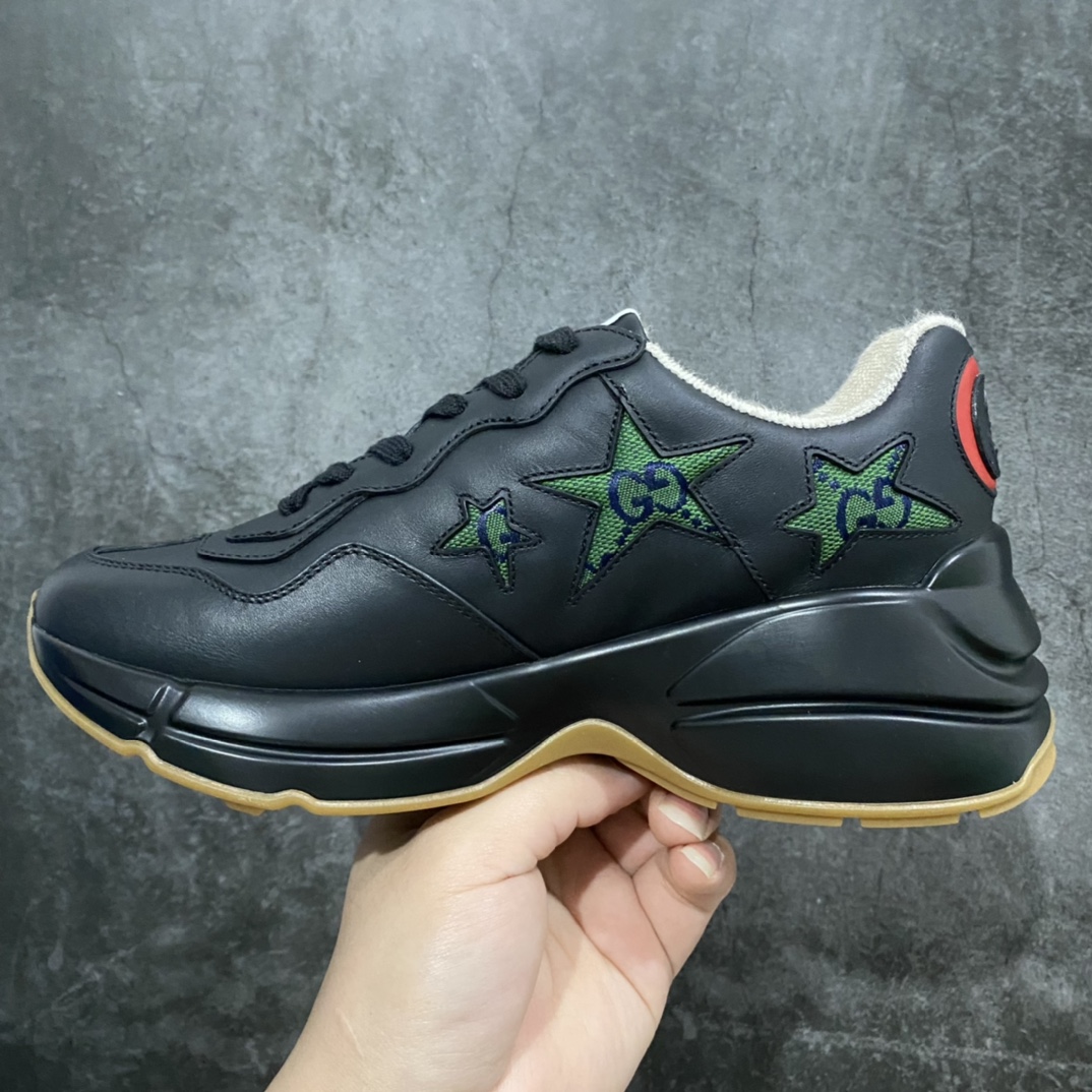 图片[2]-顶级代购版Gucci Rhyto系列涂鸦印花运动老爹鞋 独家开模定做橡胶高密度发泡对版对色大底，zp一致5.5CM高度。  原版定制进口意大利象牙色小牛皮，零色差，裁口全部经过油边细微处理；皮面做旧、5D绘图打印；原版象牙色鞋带， 内里垫脚正品一致，原版全套正品包装，近几年一直火爆，配色齐全，新色更新不断！  尺码：女码34-40 男码38-46（38、46需定做）-选品中心