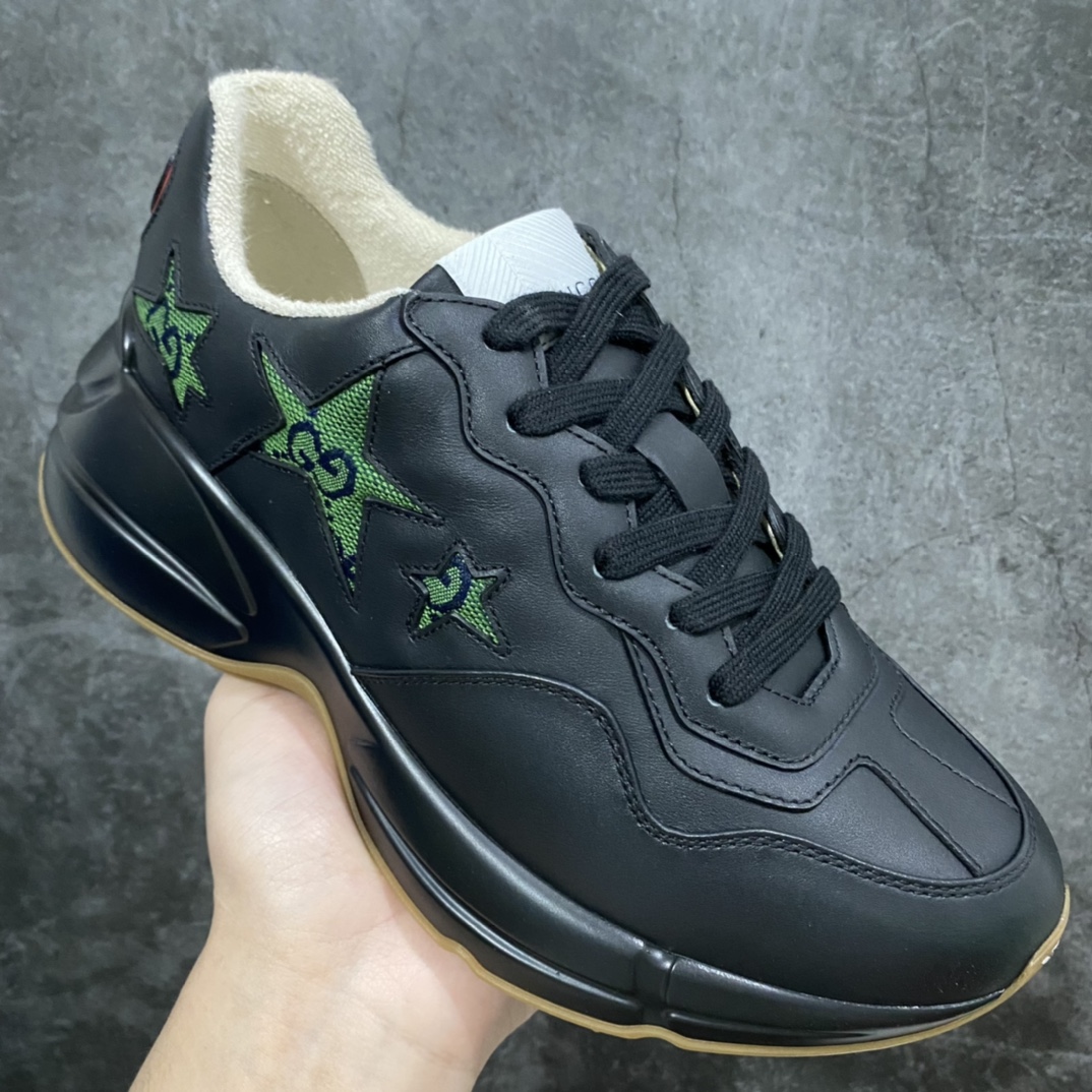 图片[3]-顶级代购版Gucci Rhyto系列涂鸦印花运动老爹鞋 独家开模定做橡胶高密度发泡对版对色大底，zp一致5.5CM高度。  原版定制进口意大利象牙色小牛皮，零色差，裁口全部经过油边细微处理；皮面做旧、5D绘图打印；原版象牙色鞋带， 内里垫脚正品一致，原版全套正品包装，近几年一直火爆，配色齐全，新色更新不断！  尺码：女码34-40 男码38-46（38、46需定做）-选品中心