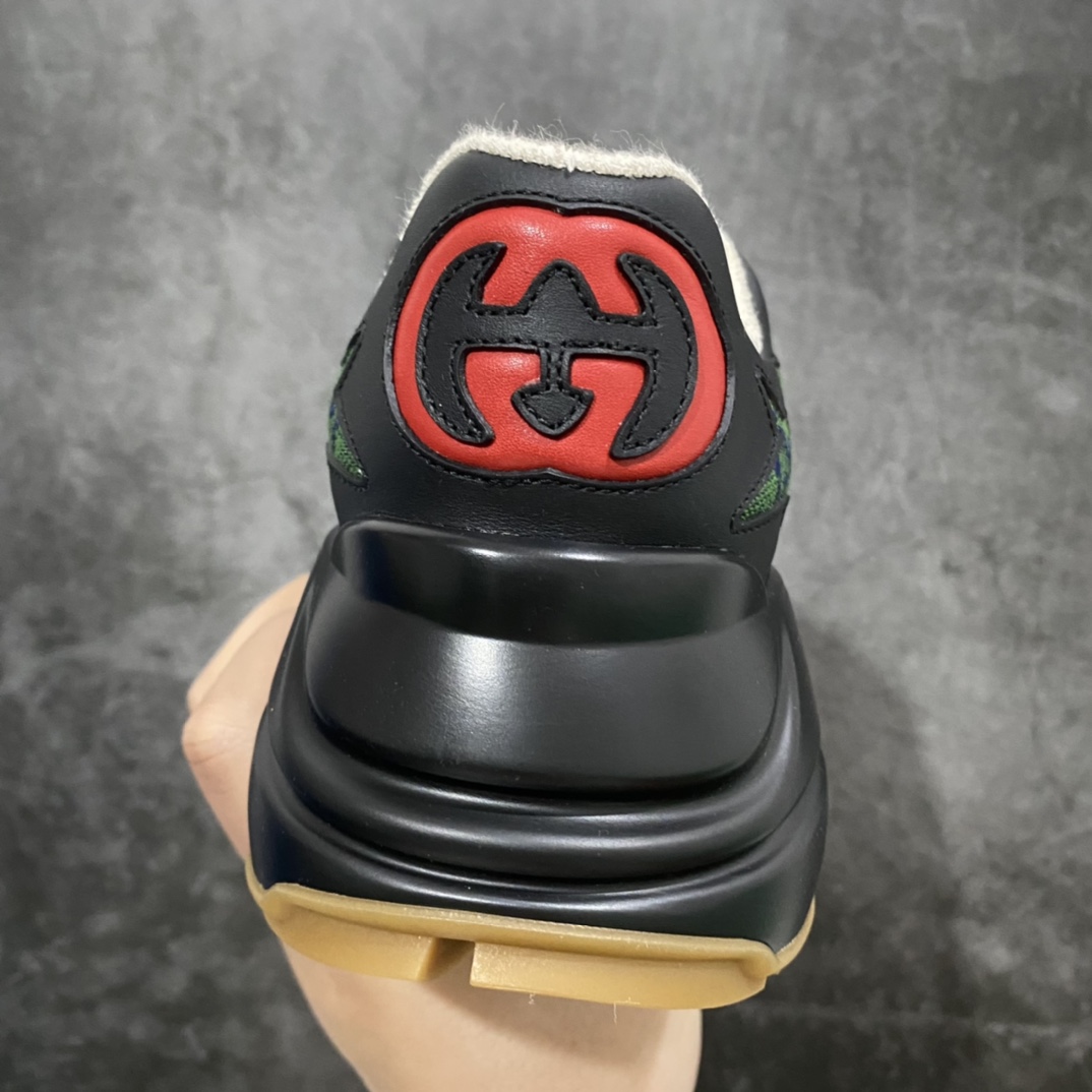 图片[4]-顶级代购版Gucci Rhyto系列涂鸦印花运动老爹鞋 独家开模定做橡胶高密度发泡对版对色大底，zp一致5.5CM高度。  原版定制进口意大利象牙色小牛皮，零色差，裁口全部经过油边细微处理；皮面做旧、5D绘图打印；原版象牙色鞋带， 内里垫脚正品一致，原版全套正品包装，近几年一直火爆，配色齐全，新色更新不断！  尺码：女码34-40 男码38-46（38、46需定做）-选品中心