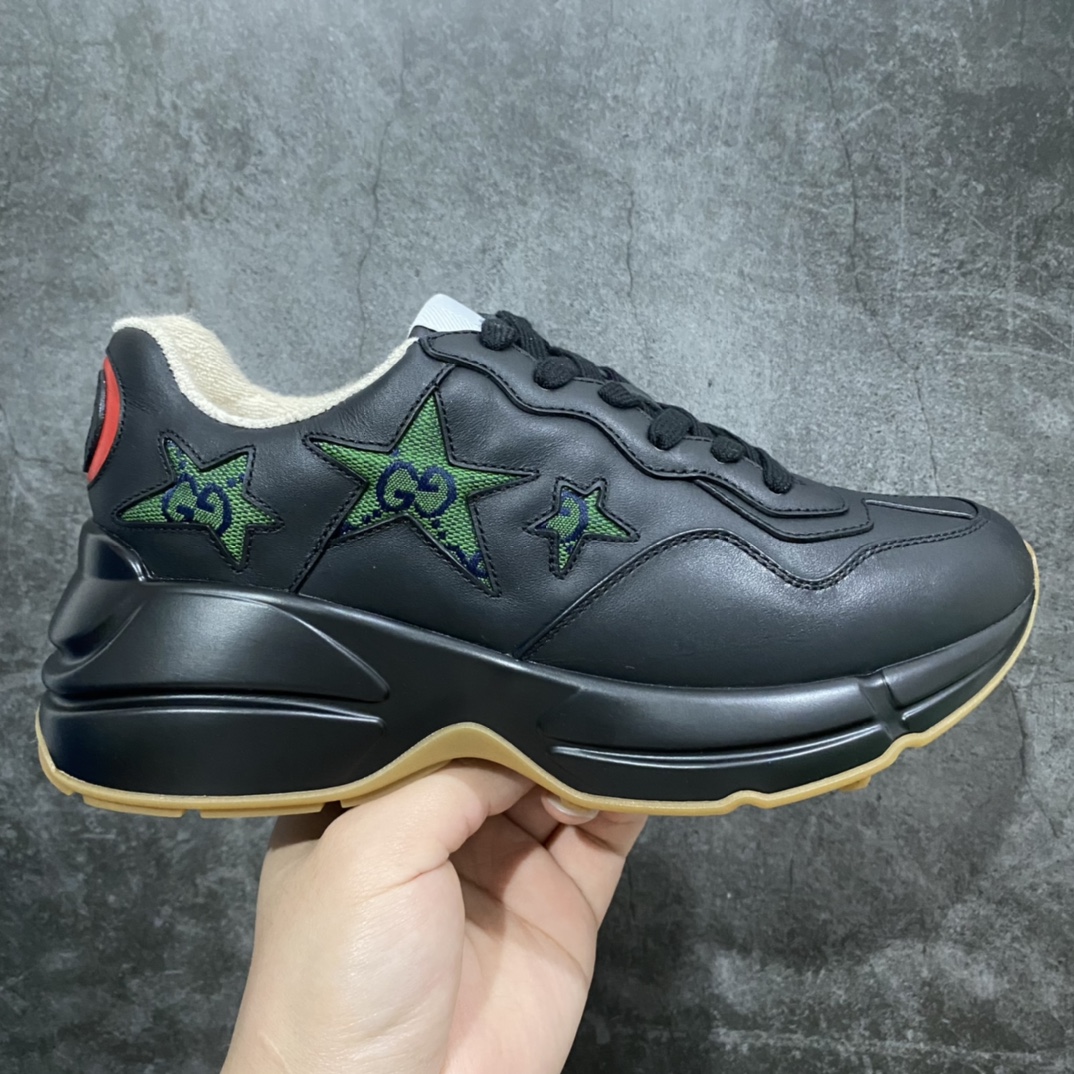 顶级代购版Gucci Rhyto系列涂鸦印花运动老爹鞋 独家开模定做橡胶高密度发泡对版对色大底,zp一致5.5CM高度。  原版定制进口意大利象牙色小牛皮,零色差,裁口全部经过油边细微处理;皮面做旧、5D绘图打印;原版象牙色鞋带, 内里垫脚正品一致,原版全套正品包装,近几年一直火爆,配色齐全,新色更新不断!  尺码:女码34-40 男码38-46(38、46需定做)-选品中心