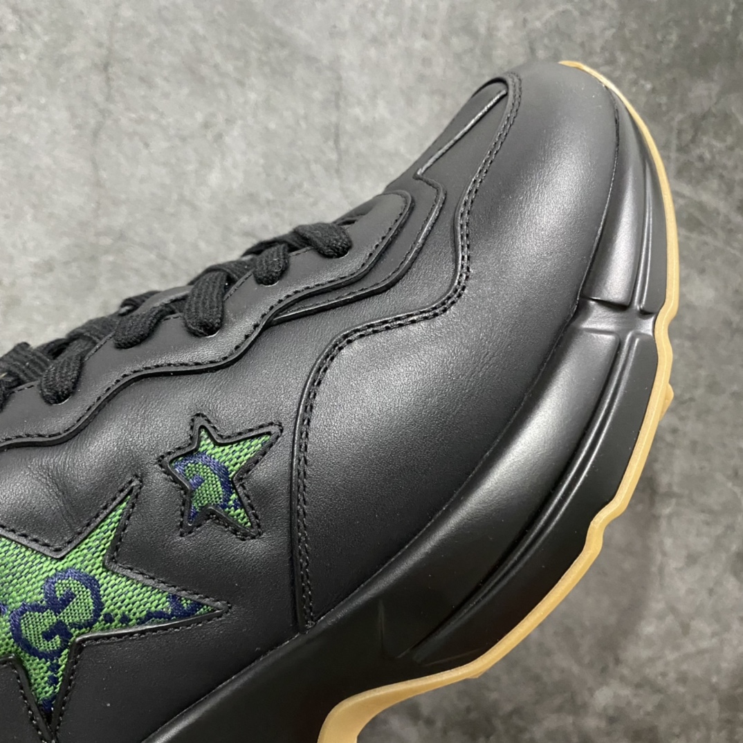 图片[7]-顶级代购版Gucci Rhyto系列涂鸦印花运动老爹鞋 独家开模定做橡胶高密度发泡对版对色大底，zp一致5.5CM高度。  原版定制进口意大利象牙色小牛皮，零色差，裁口全部经过油边细微处理；皮面做旧、5D绘图打印；原版象牙色鞋带， 内里垫脚正品一致，原版全套正品包装，近几年一直火爆，配色齐全，新色更新不断！  尺码：女码34-40 男码38-46（38、46需定做）-选品中心