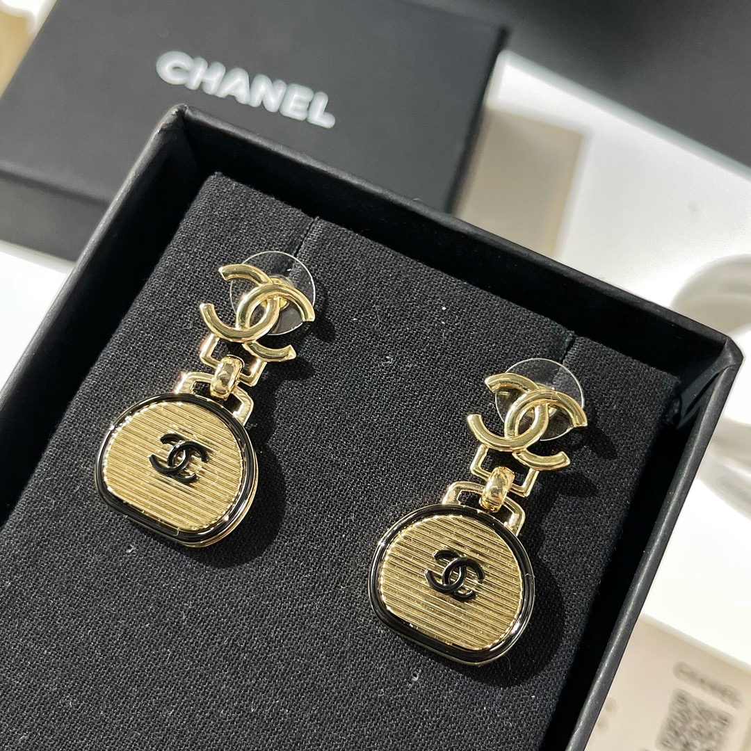 新款☑️CHANEL香奈儿双c圆饼包包耳钉耳环
