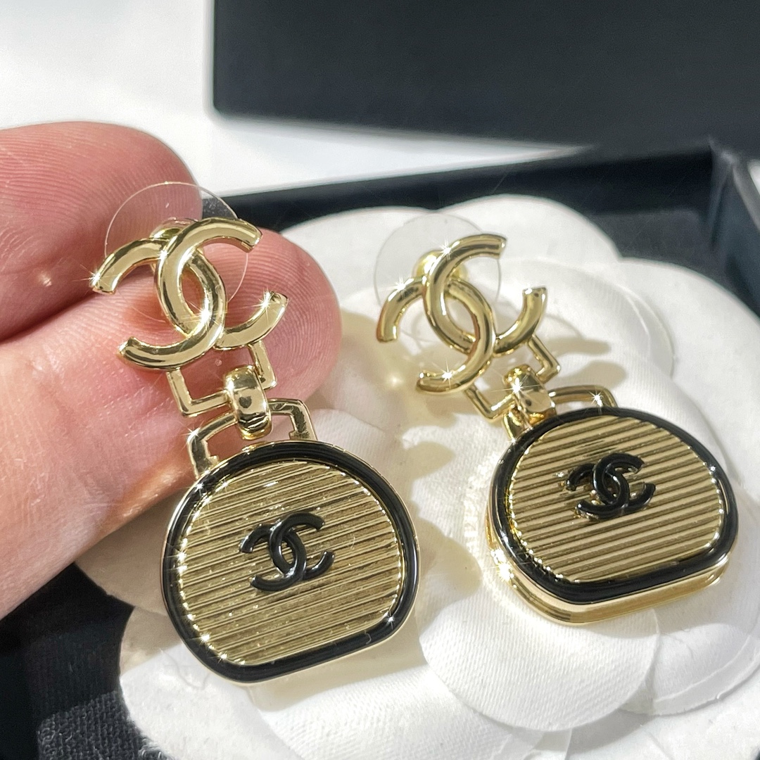 新款☑️CHANEL香奈儿双c圆饼包包耳钉耳环