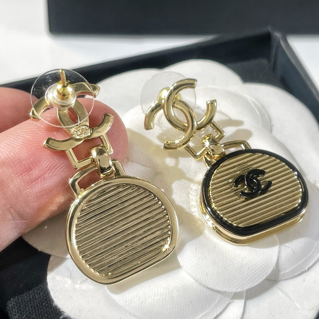 新款☑️CHANEL香奈儿双c圆饼包包耳钉耳环