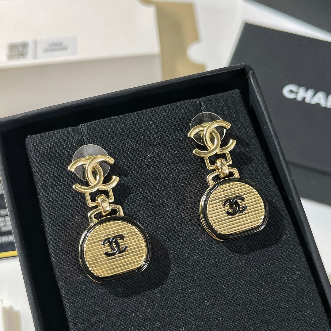 新款☑️CHANEL香奈儿双c圆饼包包耳钉耳环