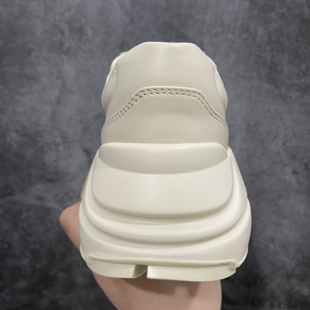 图片[4]-顶级代购版Gucci Rhyto系列涂鸦印花运动老爹鞋 独家开模定做橡胶高密度发泡对版对色大底，zp一致5.5CM高度。  原版定制进口意大利象牙色小牛皮，零色差，裁口全部经过油边细微处理；皮面做旧、5D绘图打印；原版象牙色鞋带， 内里垫脚正品一致，原版全套正品包装，近几年一直火爆，配色齐全，新色更新不断！  尺码：女码34-40 男码38-46（38、46需定做）-选品中心