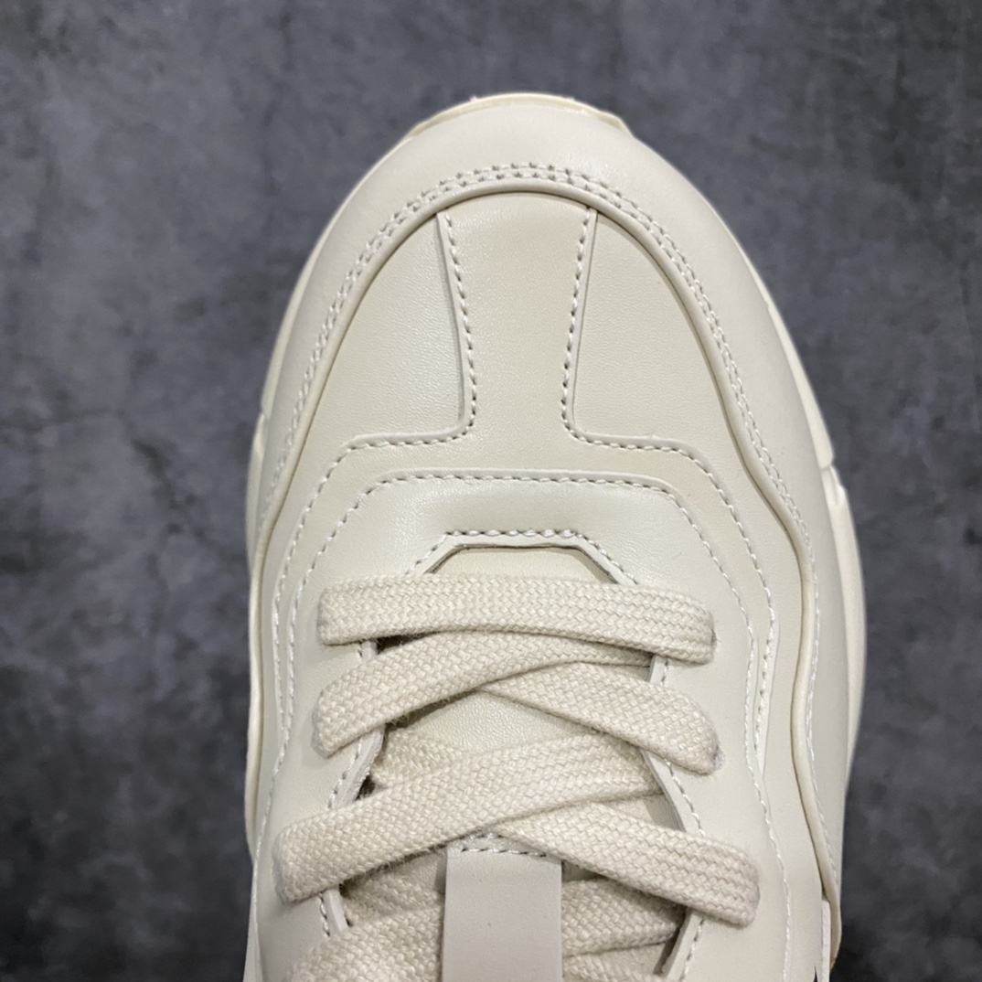 图片[6]-顶级代购版Gucci Rhyto系列涂鸦印花运动老爹鞋 独家开模定做橡胶高密度发泡对版对色大底，zp一致5.5CM高度。  原版定制进口意大利象牙色小牛皮，零色差，裁口全部经过油边细微处理；皮面做旧、5D绘图打印；原版象牙色鞋带， 内里垫脚正品一致，原版全套正品包装，近几年一直火爆，配色齐全，新色更新不断！  尺码：女码34-40 男码38-46（38、46需定做）-选品中心