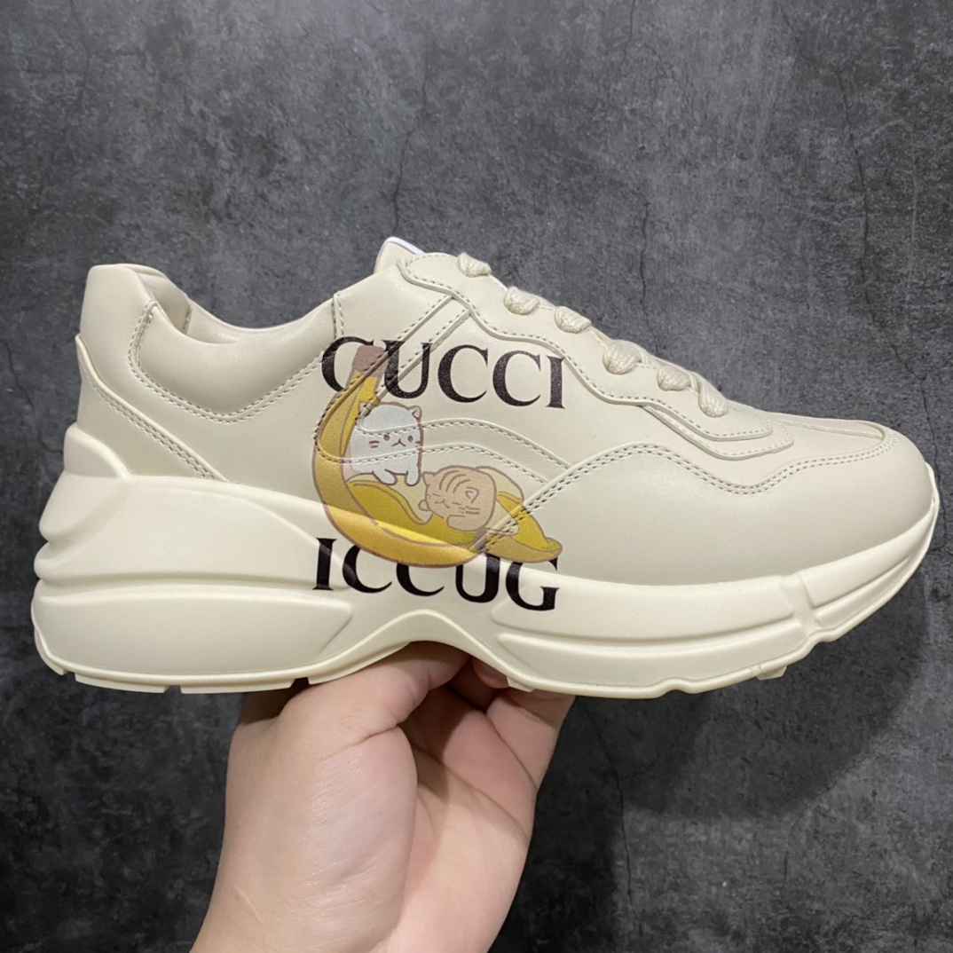 顶级代购版Gucci Rhyto系列涂鸦印花运动老爹鞋 独家开模定做橡胶高密度发泡对版对色大底,zp一致5.5CM高度。  原版定制进口意大利象牙色小牛皮,零色差,裁口全部经过油边细微处理;皮面做旧、5D绘图打印;原版象牙色鞋带, 内里垫脚正品一致,原版全套正品包装,近几年一直火爆,配色齐全,新色更新不断!  尺码:女码34-40 男码38-46(38、46需定做)-选品中心