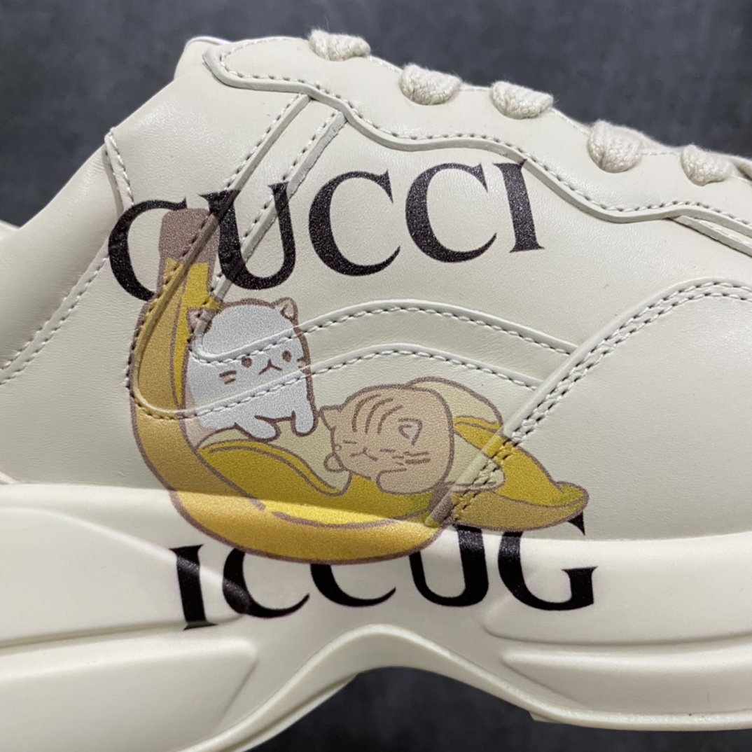 图片[8]-顶级代购版Gucci Rhyto系列涂鸦印花运动老爹鞋 独家开模定做橡胶高密度发泡对版对色大底，zp一致5.5CM高度。  原版定制进口意大利象牙色小牛皮，零色差，裁口全部经过油边细微处理；皮面做旧、5D绘图打印；原版象牙色鞋带， 内里垫脚正品一致，原版全套正品包装，近几年一直火爆，配色齐全，新色更新不断！  尺码：女码34-40 男码38-46（38、46需定做）-选品中心