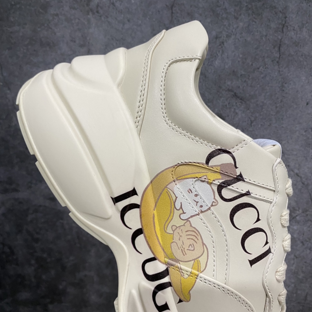 图片[7]-顶级代购版Gucci Rhyto系列涂鸦印花运动老爹鞋 独家开模定做橡胶高密度发泡对版对色大底，zp一致5.5CM高度。  原版定制进口意大利象牙色小牛皮，零色差，裁口全部经过油边细微处理；皮面做旧、5D绘图打印；原版象牙色鞋带， 内里垫脚正品一致，原版全套正品包装，近几年一直火爆，配色齐全，新色更新不断！  尺码：女码34-40 男码38-46（38、46需定做）-选品中心