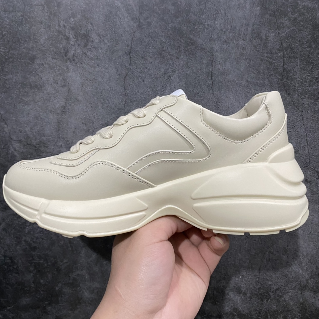 图片[2]-顶级代购版Gucci Rhyto系列涂鸦印花运动老爹鞋 独家开模定做橡胶高密度发泡对版对色大底，zp一致5.5CM高度。  原版定制进口意大利象牙色小牛皮，零色差，裁口全部经过油边细微处理；皮面做旧、5D绘图打印；原版象牙色鞋带， 内里垫脚正品一致，原版全套正品包装，近几年一直火爆，配色齐全，新色更新不断！  尺码：女码34-40 男码38-46（38、46需定做）-选品中心