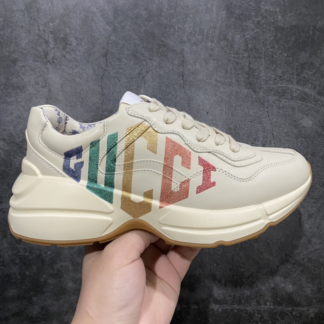 顶级代购版Gucci Rhyto系列涂鸦印花运动老爹鞋 独家开模定做橡胶高密度发泡对版对色大底,zp一致5.5CM高度。  原版定制进口意大利象牙色小牛皮,零色差,裁口全部经过油边细微处理;皮面做旧、5D绘图打印;原版象牙色鞋带, 内里垫脚正品一致,原版全套正品包装,近几年一直火爆,配色齐全,新色更新不断!  尺码:女码34-40 男码38-46(38、46需定做)-选品中心
