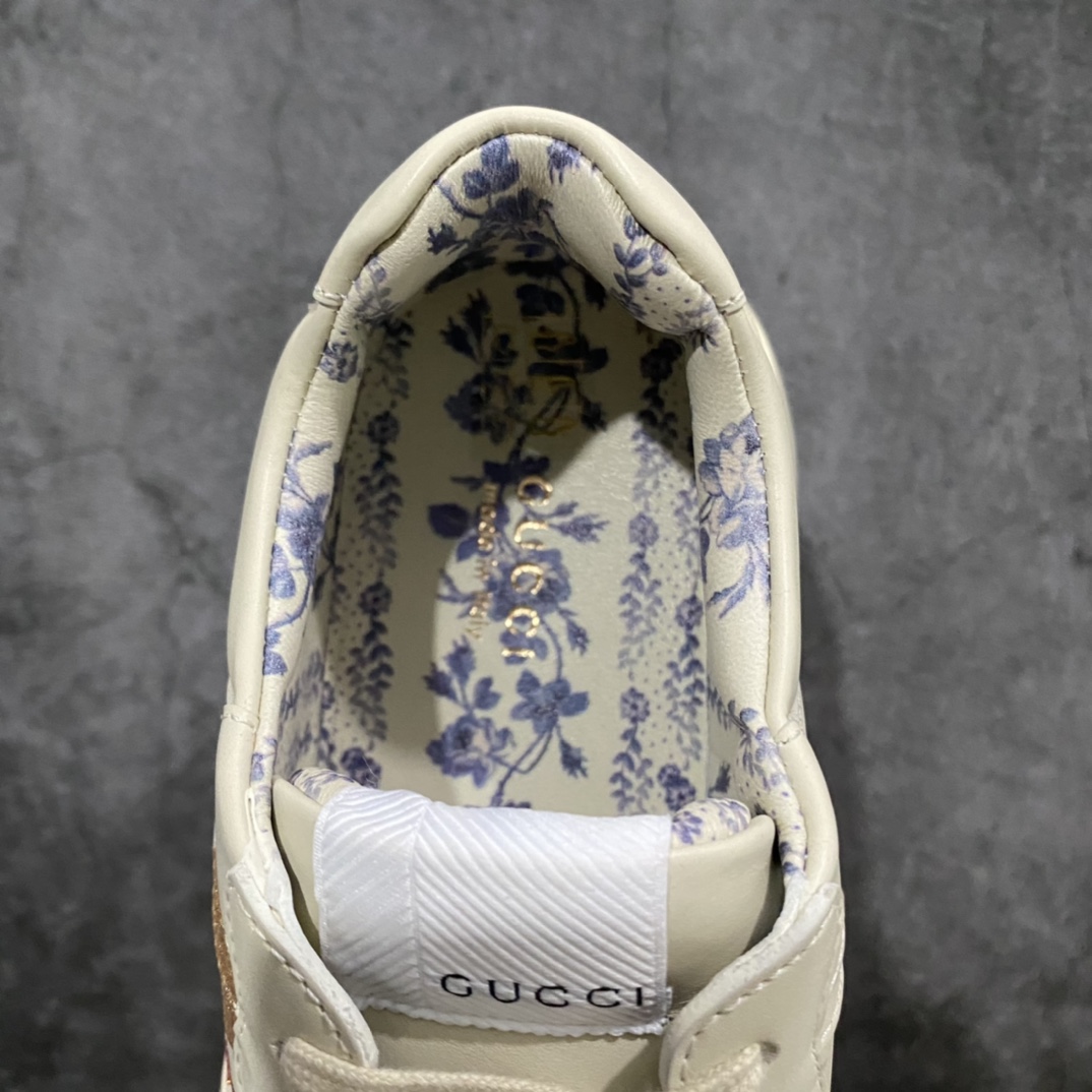 图片[8]-顶级代购版Gucci Rhyto系列涂鸦印花运动老爹鞋 独家开模定做橡胶高密度发泡对版对色大底，zp一致5.5CM高度。  原版定制进口意大利象牙色小牛皮，零色差，裁口全部经过油边细微处理；皮面做旧、5D绘图打印；原版象牙色鞋带， 内里垫脚正品一致，原版全套正品包装，近几年一直火爆，配色齐全，新色更新不断！  尺码：女码34-40 男码38-46（38、46需定做）-选品中心