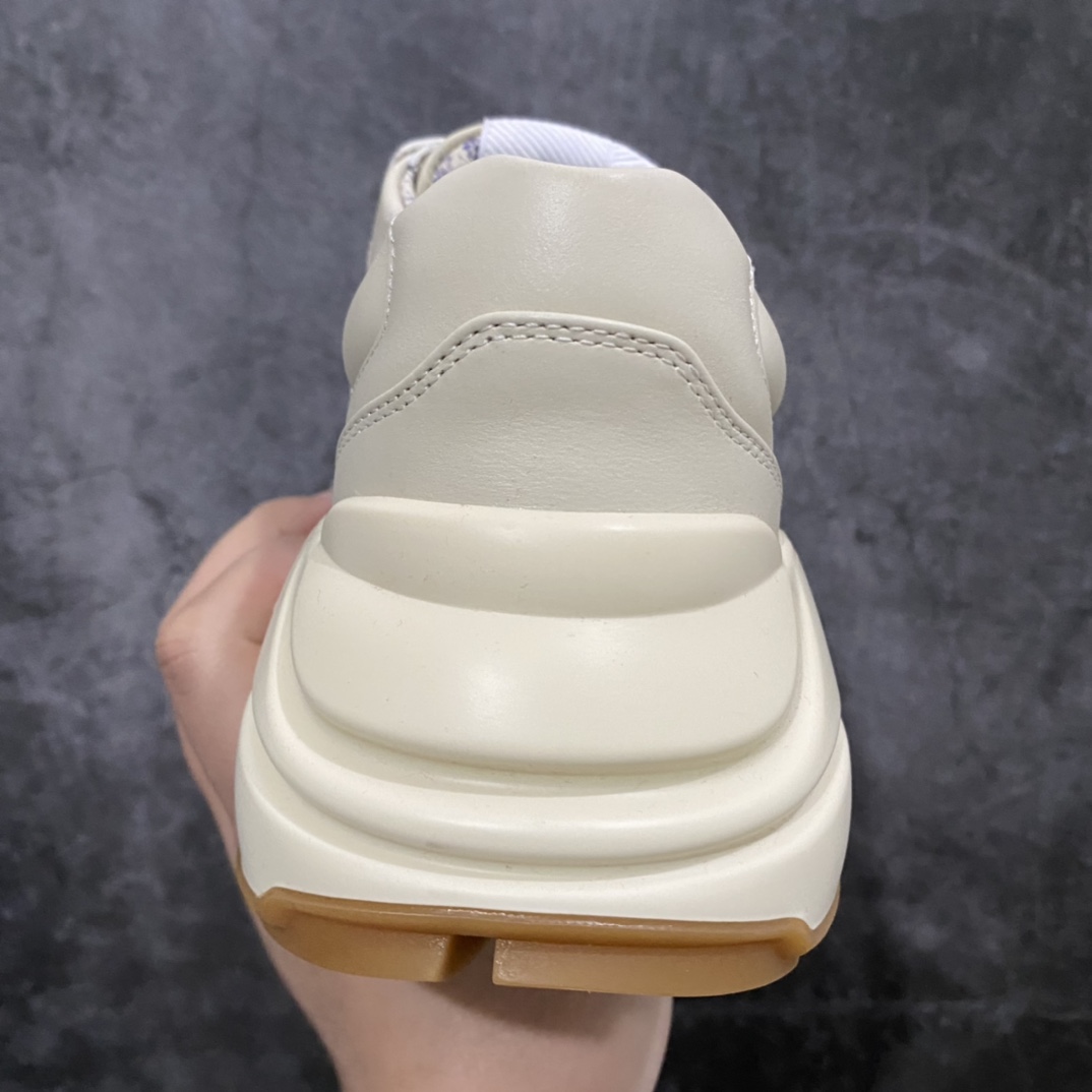 图片[4]-顶级代购版Gucci Rhyto系列涂鸦印花运动老爹鞋 独家开模定做橡胶高密度发泡对版对色大底，zp一致5.5CM高度。  原版定制进口意大利象牙色小牛皮，零色差，裁口全部经过油边细微处理；皮面做旧、5D绘图打印；原版象牙色鞋带， 内里垫脚正品一致，原版全套正品包装，近几年一直火爆，配色齐全，新色更新不断！  尺码：女码34-40 男码38-46（38、46需定做）-选品中心