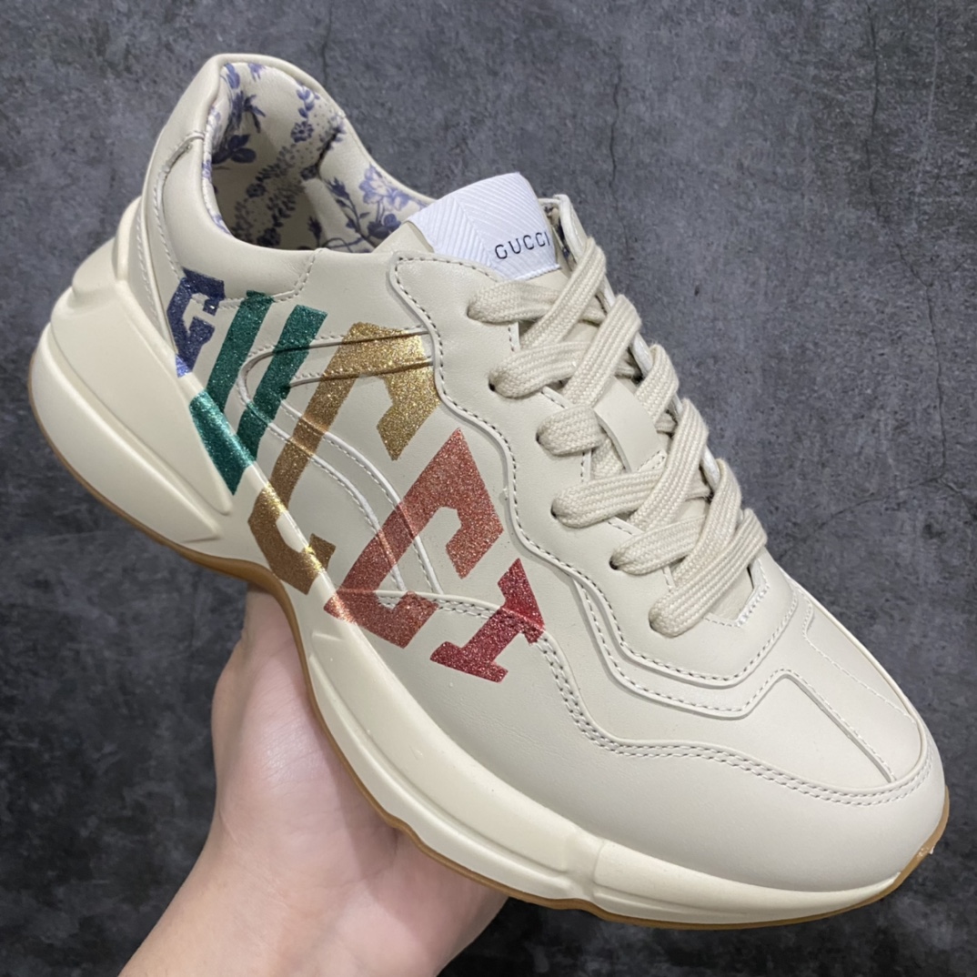 图片[3]-顶级代购版Gucci Rhyto系列涂鸦印花运动老爹鞋 独家开模定做橡胶高密度发泡对版对色大底，zp一致5.5CM高度。  原版定制进口意大利象牙色小牛皮，零色差，裁口全部经过油边细微处理；皮面做旧、5D绘图打印；原版象牙色鞋带， 内里垫脚正品一致，原版全套正品包装，近几年一直火爆，配色齐全，新色更新不断！  尺码：女码34-40 男码38-46（38、46需定做）-选品中心
