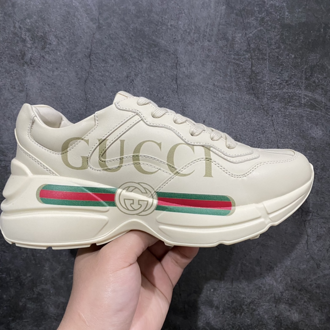 顶级代购版Gucci Rhyto系列涂鸦印花运动老爹鞋 独家开模定做橡胶高密度发泡对版对色大底,zp一致5.5CM高度。  原版定制进口意大利象牙色小牛皮,零色差,裁口全部经过油边细微处理;皮面做旧、5D绘图打印;原版象牙色鞋带, 内里垫脚正品一致,原版全套正品包装,近几年一直火爆,配色齐全,新色更新不断!  尺码:女码34-40 男码38-46(38、46需定做)-选品中心