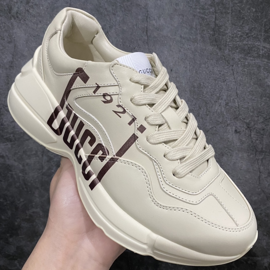 图片[3]-顶级代购版Gucci Rhyto系列涂鸦印花运动老爹鞋 独家开模定做橡胶高密度发泡对版对色大底，zp一致5.5CM高度。  原版定制进口意大利象牙色小牛皮，零色差，裁口全部经过油边细微处理；皮面做旧、5D绘图打印；原版象牙色鞋带， 内里垫脚正品一致，原版全套正品包装，近几年一直火爆，配色齐全，新色更新不断！  尺码：女码34-40 男码38-46（38、46需定做）-选品中心