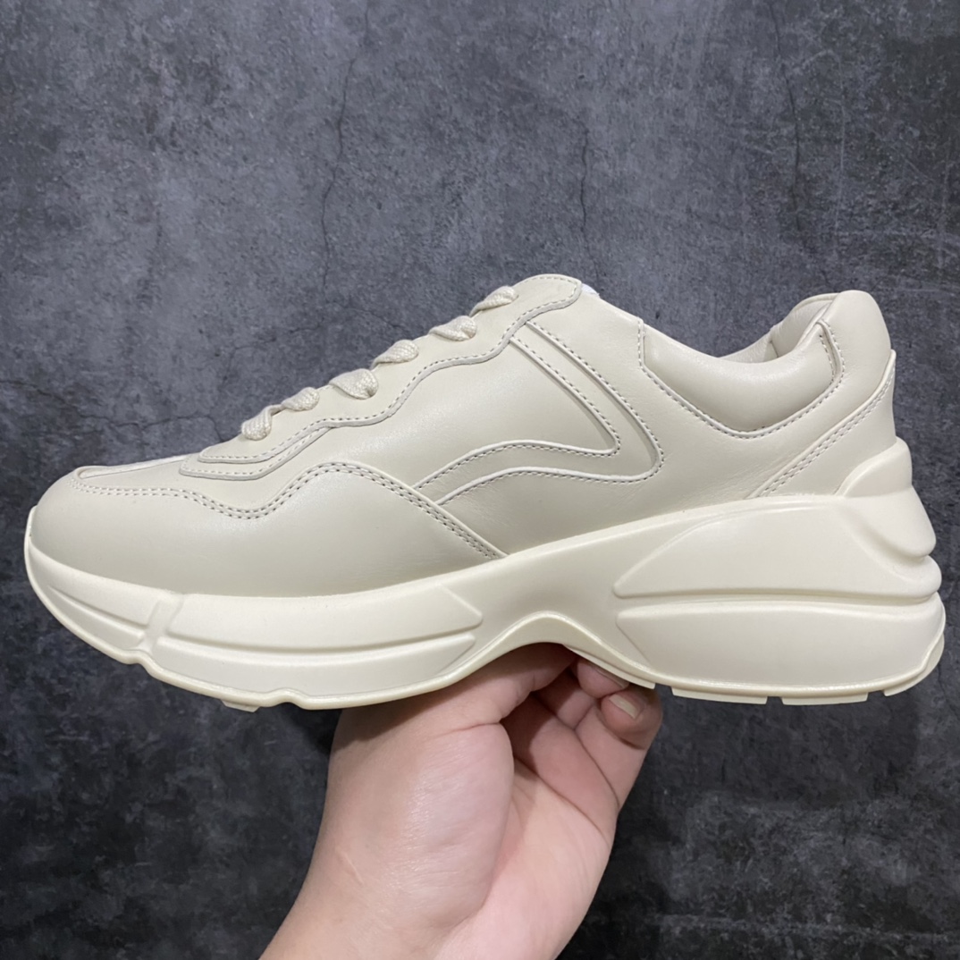 图片[2]-顶级代购版Gucci Rhyto系列涂鸦印花运动老爹鞋 独家开模定做橡胶高密度发泡对版对色大底，zp一致5.5CM高度。  原版定制进口意大利象牙色小牛皮，零色差，裁口全部经过油边细微处理；皮面做旧、5D绘图打印；原版象牙色鞋带， 内里垫脚正品一致，原版全套正品包装，近几年一直火爆，配色齐全，新色更新不断！  尺码：女码34-40 男码38-46（38、46需定做）-选品中心