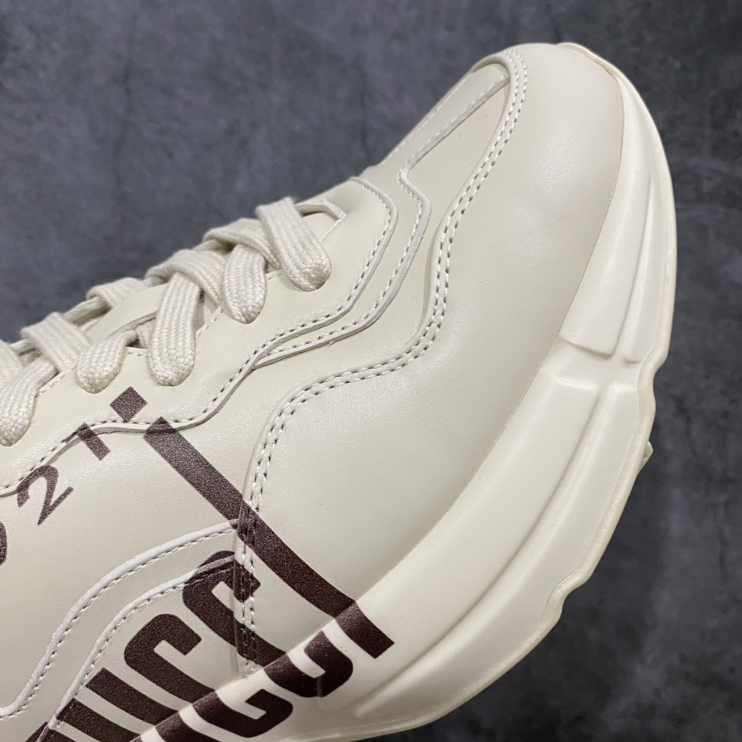 图片[7]-顶级代购版Gucci Rhyto系列涂鸦印花运动老爹鞋 独家开模定做橡胶高密度发泡对版对色大底，zp一致5.5CM高度。  原版定制进口意大利象牙色小牛皮，零色差，裁口全部经过油边细微处理；皮面做旧、5D绘图打印；原版象牙色鞋带， 内里垫脚正品一致，原版全套正品包装，近几年一直火爆，配色齐全，新色更新不断！  尺码：女码34-40 男码38-46（38、46需定做）-选品中心