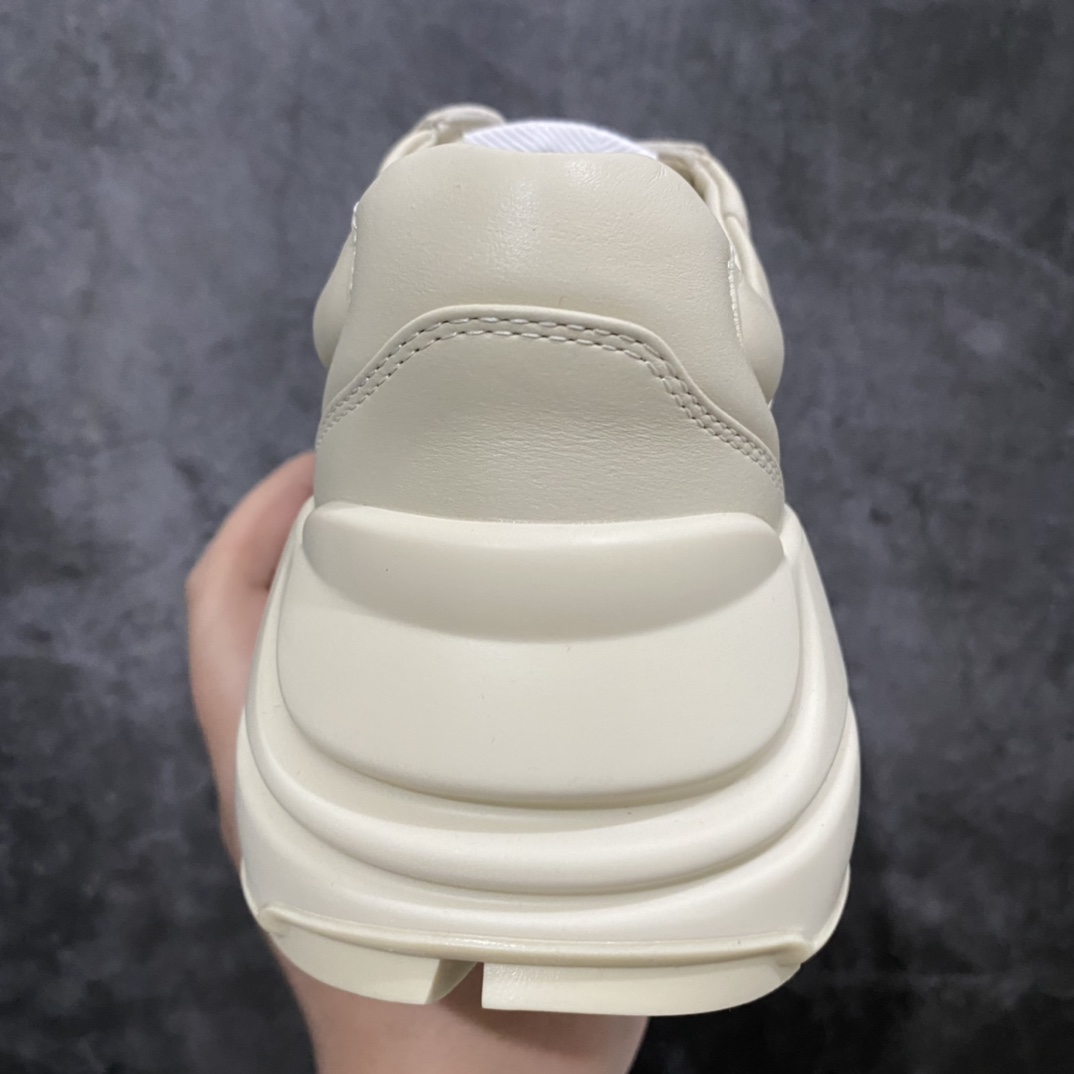 图片[4]-顶级代购版Gucci Rhyto系列涂鸦印花运动老爹鞋 独家开模定做橡胶高密度发泡对版对色大底，zp一致5.5CM高度。  原版定制进口意大利象牙色小牛皮，零色差，裁口全部经过油边细微处理；皮面做旧、5D绘图打印；原版象牙色鞋带， 内里垫脚正品一致，原版全套正品包装，近几年一直火爆，配色齐全，新色更新不断！  尺码：女码34-40 男码38-46（38、46需定做）-选品中心