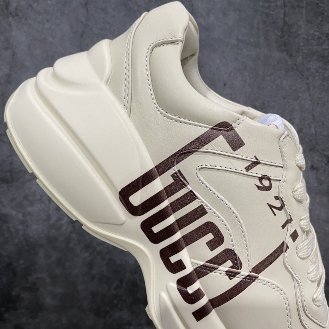 图片[8]-顶级代购版Gucci Rhyto系列涂鸦印花运动老爹鞋 独家开模定做橡胶高密度发泡对版对色大底，zp一致5.5CM高度。  原版定制进口意大利象牙色小牛皮，零色差，裁口全部经过油边细微处理；皮面做旧、5D绘图打印；原版象牙色鞋带， 内里垫脚正品一致，原版全套正品包装，近几年一直火爆，配色齐全，新色更新不断！  尺码：女码34-40 男码38-46（38、46需定做）-选品中心