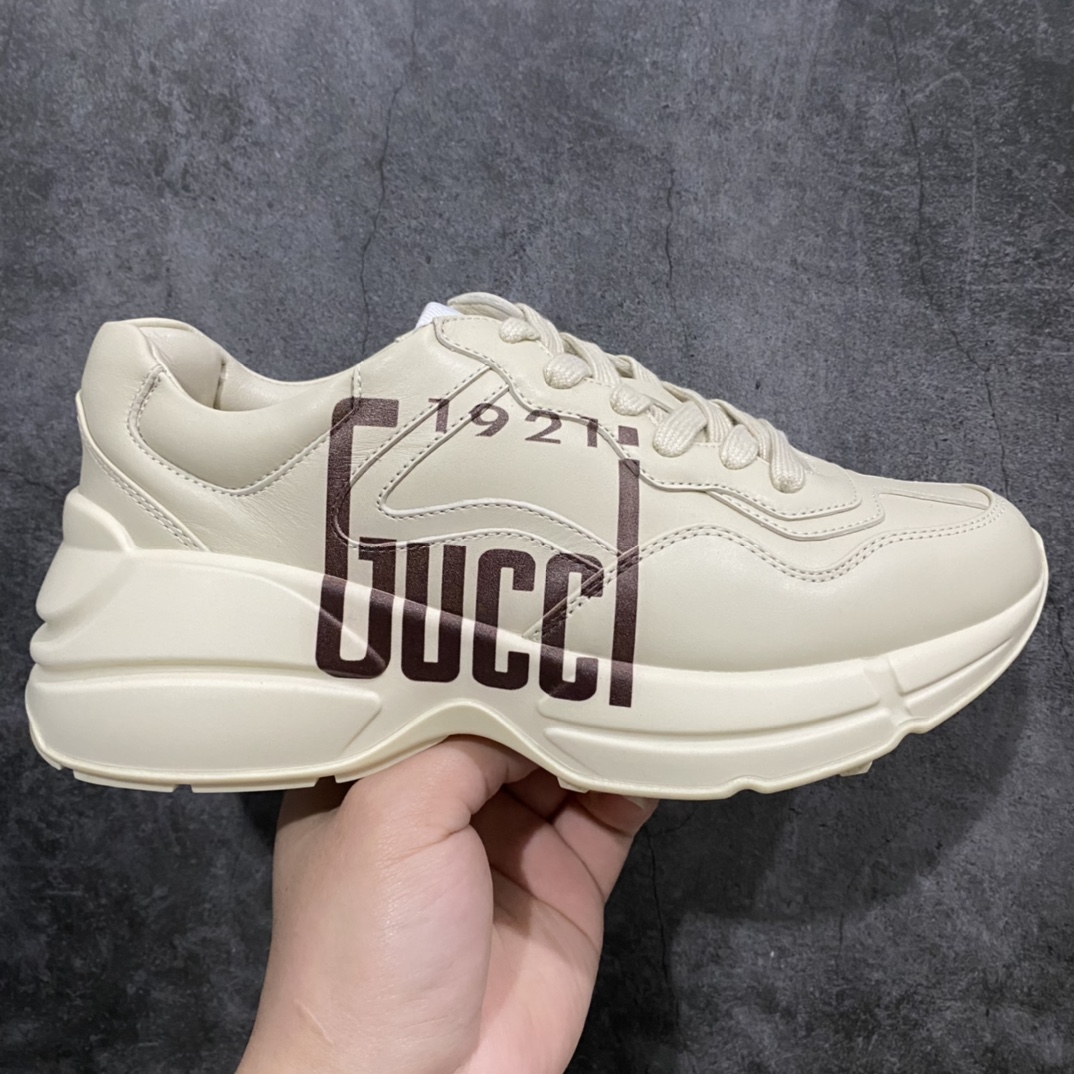 顶级代购版Gucci Rhyto系列涂鸦印花运动老爹鞋 独家开模定做橡胶高密度发泡对版对色大底,zp一致5.5CM高度。  原版定制进口意大利象牙色小牛皮,零色差,裁口全部经过油边细微处理;皮面做旧、5D绘图打印;原版象牙色鞋带, 内里垫脚正品一致,原版全套正品包装,近几年一直火爆,配色齐全,新色更新不断!  尺码:女码34-40 男码38-46(38、46需定做)-选品中心