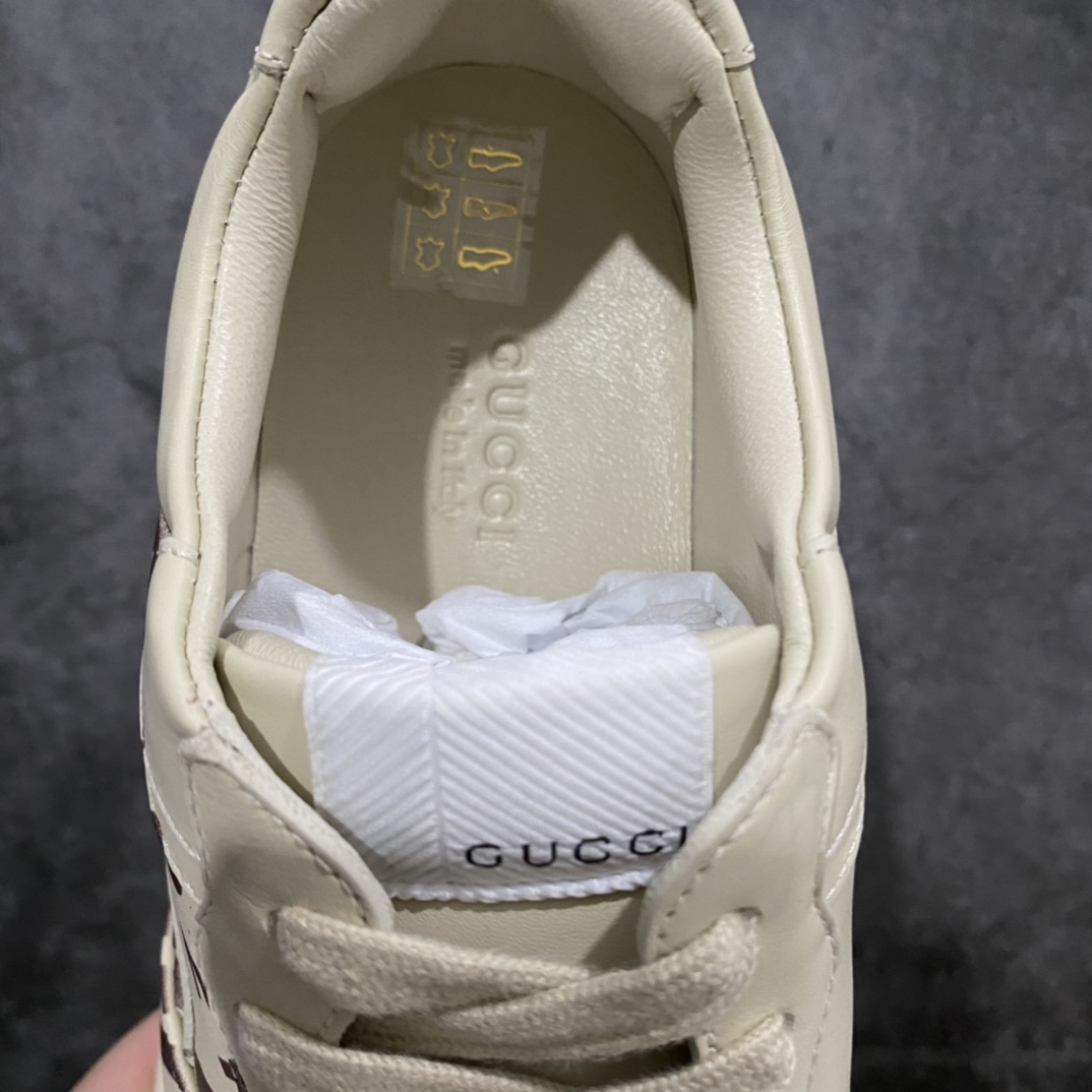 图片[9]-顶级代购版Gucci Rhyto系列涂鸦印花运动老爹鞋 独家开模定做橡胶高密度发泡对版对色大底，zp一致5.5CM高度。  原版定制进口意大利象牙色小牛皮，零色差，裁口全部经过油边细微处理；皮面做旧、5D绘图打印；原版象牙色鞋带， 内里垫脚正品一致，原版全套正品包装，近几年一直火爆，配色齐全，新色更新不断！  尺码：女码34-40 男码38-46（38、46需定做）-选品中心