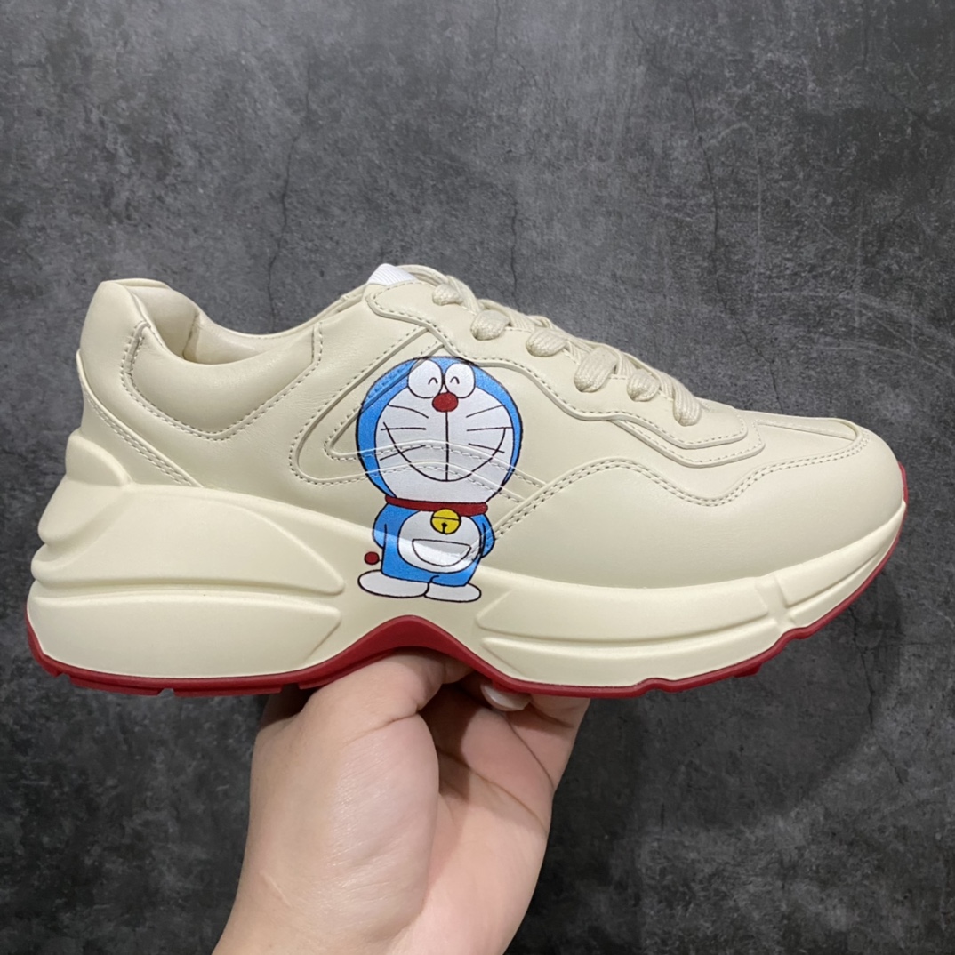 顶级代购版Gucci Rhyto系列涂鸦印花运动老爹鞋 独家开模定做橡胶高密度发泡对版对色大底,zp一致5.5CM高度。  原版定制进口意大利象牙色小牛皮,零色差,裁口全部经过油边细微处理;皮面做旧、5D绘图打印;原版象牙色鞋带, 内里垫脚正品一致,原版全套正品包装,近几年一直火爆,配色齐全,新色更新不断!  尺码:女码34-40 男码38-46(38、46需定做)-选品中心