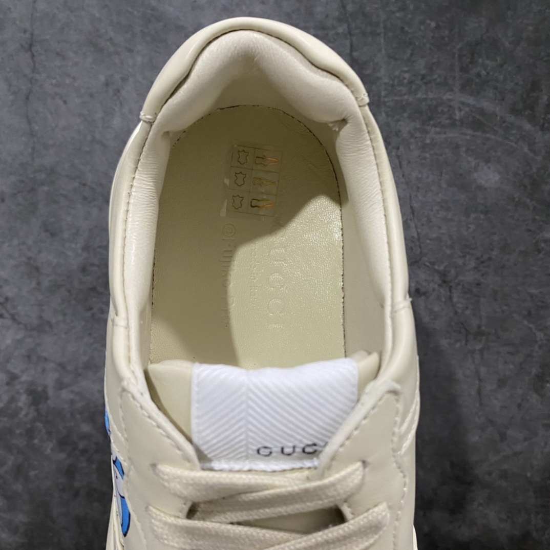 图片[8]-顶级代购版Gucci Rhyto系列涂鸦印花运动老爹鞋 独家开模定做橡胶高密度发泡对版对色大底，zp一致5.5CM高度。  原版定制进口意大利象牙色小牛皮，零色差，裁口全部经过油边细微处理；皮面做旧、5D绘图打印；原版象牙色鞋带， 内里垫脚正品一致，原版全套正品包装，近几年一直火爆，配色齐全，新色更新不断！  尺码：女码34-40 男码38-46（38、46需定做）-选品中心