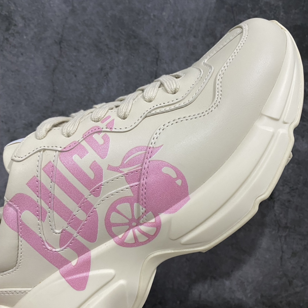 图片[6]-顶级代购版Gucci Rhyto系列涂鸦印花运动老爹鞋 独家开模定做橡胶高密度发泡对版对色大底，zp一致5.5CM高度。  原版定制进口意大利象牙色小牛皮，零色差，裁口全部经过油边细微处理；皮面做旧、5D绘图打印；原版象牙色鞋带， 内里垫脚正品一致，原版全套正品包装，近几年一直火爆，配色齐全，新色更新不断！  尺码：女码34-40 男码38-46（38、46需定做）-选品中心