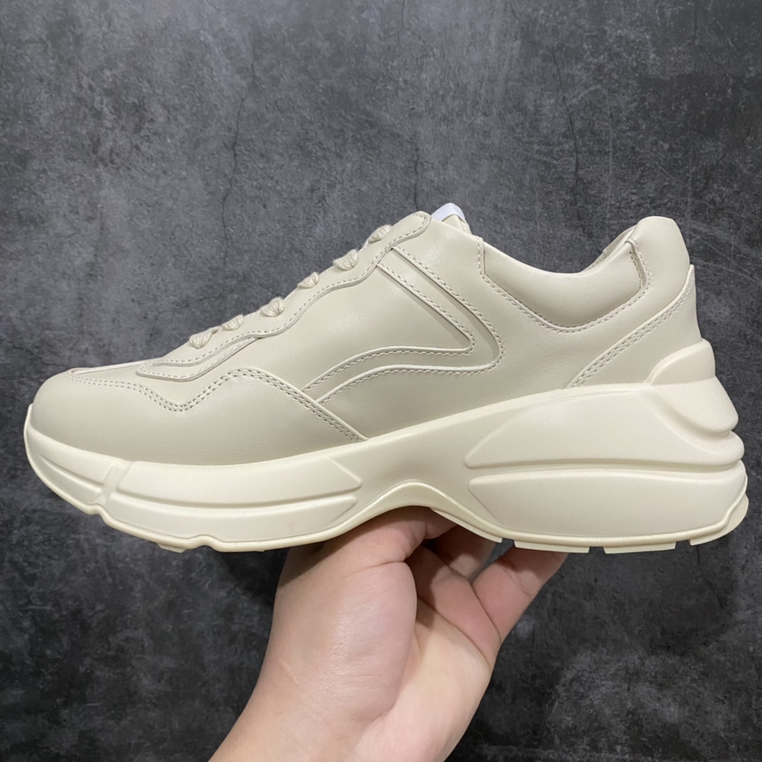 图片[2]-顶级代购版Gucci Rhyto系列涂鸦印花运动老爹鞋 独家开模定做橡胶高密度发泡对版对色大底，zp一致5.5CM高度。  原版定制进口意大利象牙色小牛皮，零色差，裁口全部经过油边细微处理；皮面做旧、5D绘图打印；原版象牙色鞋带， 内里垫脚正品一致，原版全套正品包装，近几年一直火爆，配色齐全，新色更新不断！  尺码：女码34-40 男码38-46（38、46需定做）-选品中心