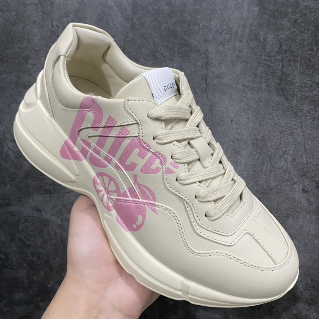 图片[3]-顶级代购版Gucci Rhyto系列涂鸦印花运动老爹鞋 独家开模定做橡胶高密度发泡对版对色大底，zp一致5.5CM高度。  原版定制进口意大利象牙色小牛皮，零色差，裁口全部经过油边细微处理；皮面做旧、5D绘图打印；原版象牙色鞋带， 内里垫脚正品一致，原版全套正品包装，近几年一直火爆，配色齐全，新色更新不断！  尺码：女码34-40 男码38-46（38、46需定做）-选品中心