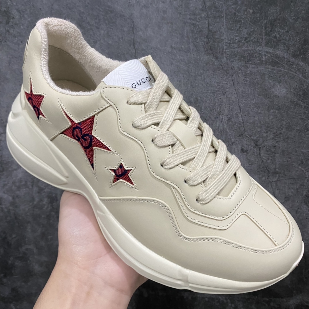 图片[3]-顶级代购版Gucci Rhyto系列涂鸦印花运动老爹鞋 独家开模定做橡胶高密度发泡对版对色大底，zp一致5.5CM高度。  原版定制进口意大利象牙色小牛皮，零色差，裁口全部经过油边细微处理；皮面做旧、5D绘图打印；原版象牙色鞋带， 内里垫脚正品一致，原版全套正品包装，近几年一直火爆，配色齐全，新色更新不断！  尺码：女码34-40 男码38-46（38、46需定做）-选品中心