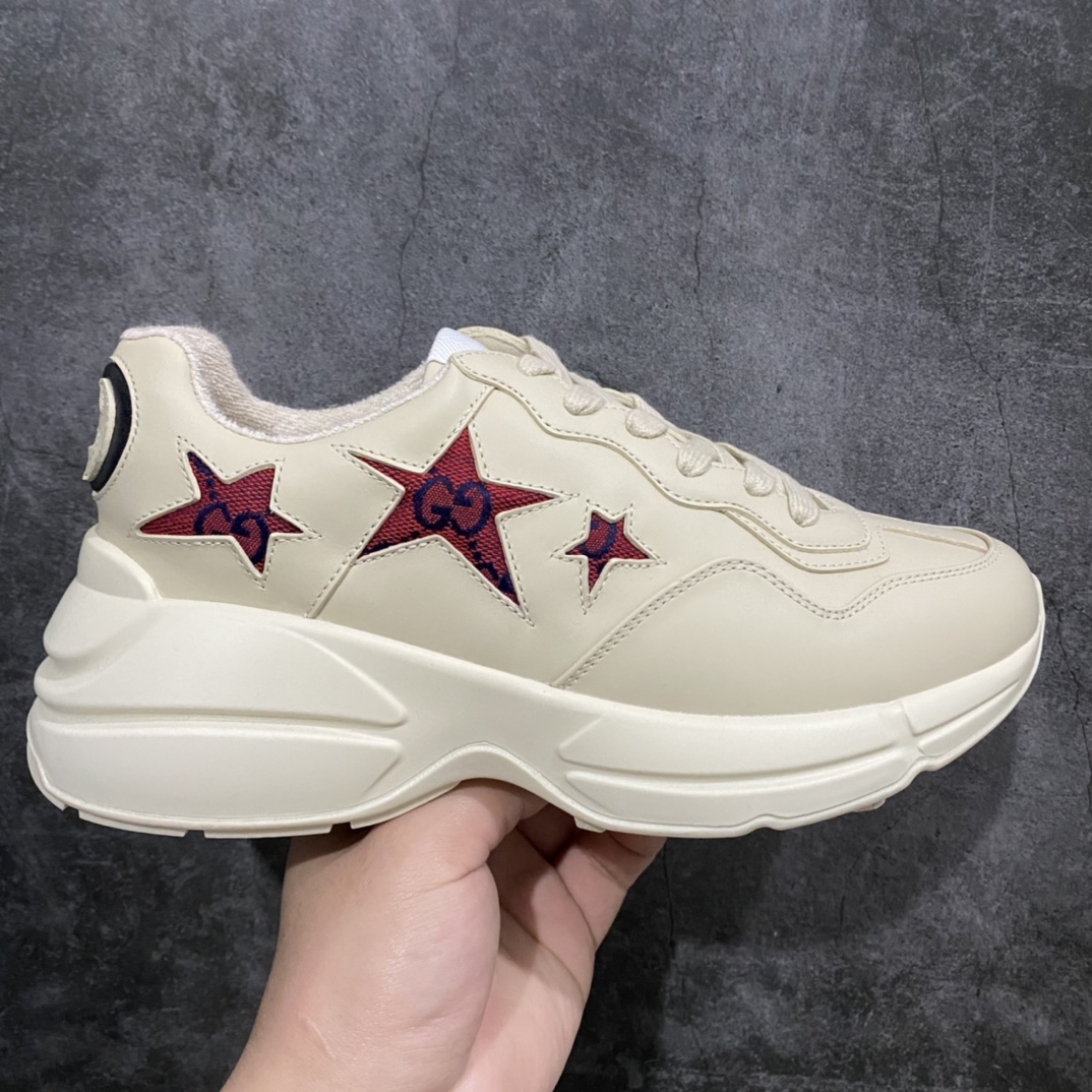 顶级代购版Gucci Rhyto系列涂鸦印花运动老爹鞋 独家开模定做橡胶高密度发泡对版对色大底,zp一致5.5CM高度。  原版定制进口意大利象牙色小牛皮,零色差,裁口全部经过油边细微处理;皮面做旧、5D绘图打印;原版象牙色鞋带, 内里垫脚正品一致,原版全套正品包装,近几年一直火爆,配色齐全,新色更新不断!  尺码:女码34-40 男码38-46(38、46需定做)-选品中心