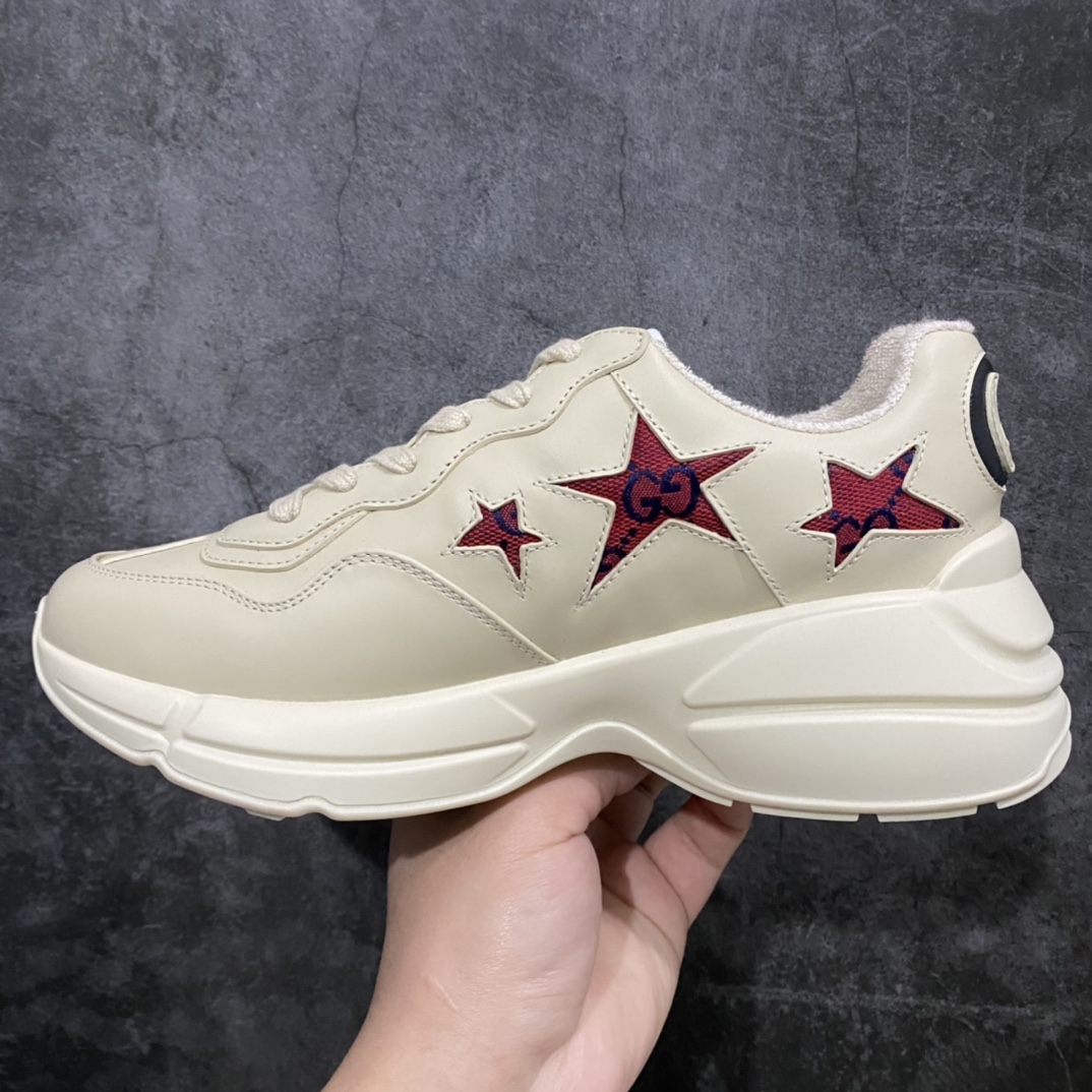 图片[2]-顶级代购版Gucci Rhyto系列涂鸦印花运动老爹鞋 独家开模定做橡胶高密度发泡对版对色大底，zp一致5.5CM高度。  原版定制进口意大利象牙色小牛皮，零色差，裁口全部经过油边细微处理；皮面做旧、5D绘图打印；原版象牙色鞋带， 内里垫脚正品一致，原版全套正品包装，近几年一直火爆，配色齐全，新色更新不断！  尺码：女码34-40 男码38-46（38、46需定做）-选品中心