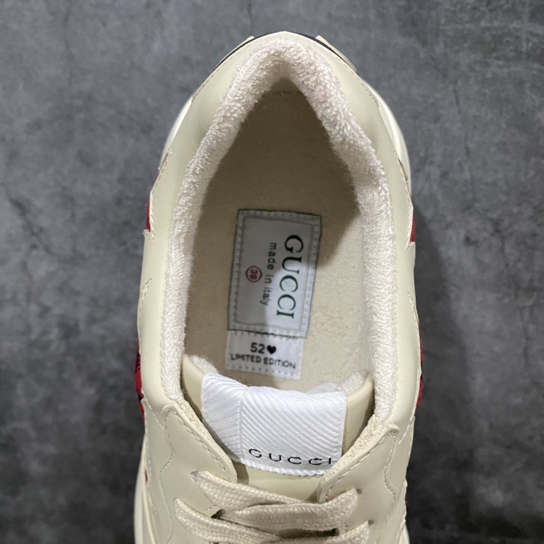 图片[8]-顶级代购版Gucci Rhyto系列涂鸦印花运动老爹鞋 独家开模定做橡胶高密度发泡对版对色大底，zp一致5.5CM高度。  原版定制进口意大利象牙色小牛皮，零色差，裁口全部经过油边细微处理；皮面做旧、5D绘图打印；原版象牙色鞋带， 内里垫脚正品一致，原版全套正品包装，近几年一直火爆，配色齐全，新色更新不断！  尺码：女码34-40 男码38-46（38、46需定做）-选品中心
