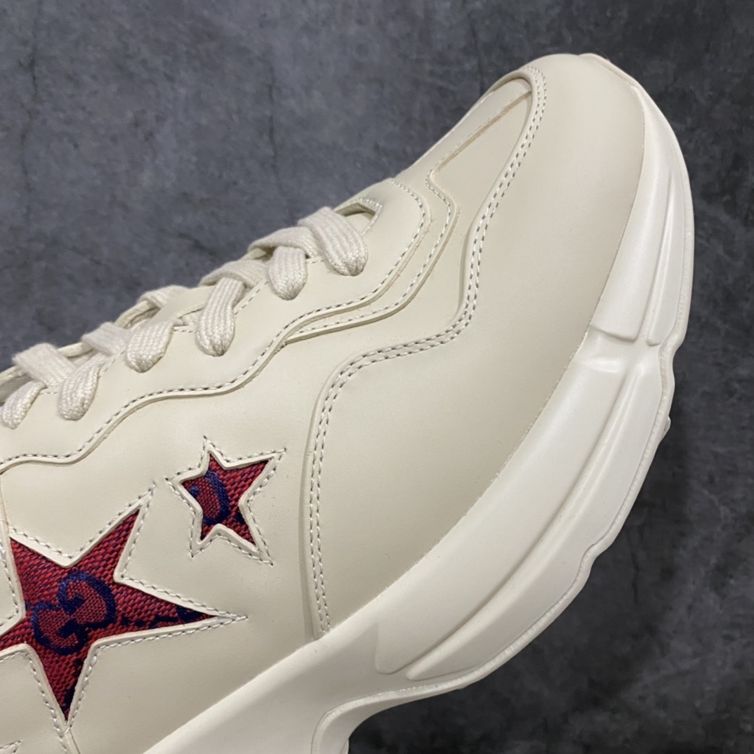 图片[6]-顶级代购版Gucci Rhyto系列涂鸦印花运动老爹鞋 独家开模定做橡胶高密度发泡对版对色大底，zp一致5.5CM高度。  原版定制进口意大利象牙色小牛皮，零色差，裁口全部经过油边细微处理；皮面做旧、5D绘图打印；原版象牙色鞋带， 内里垫脚正品一致，原版全套正品包装，近几年一直火爆，配色齐全，新色更新不断！  尺码：女码34-40 男码38-46（38、46需定做）-选品中心